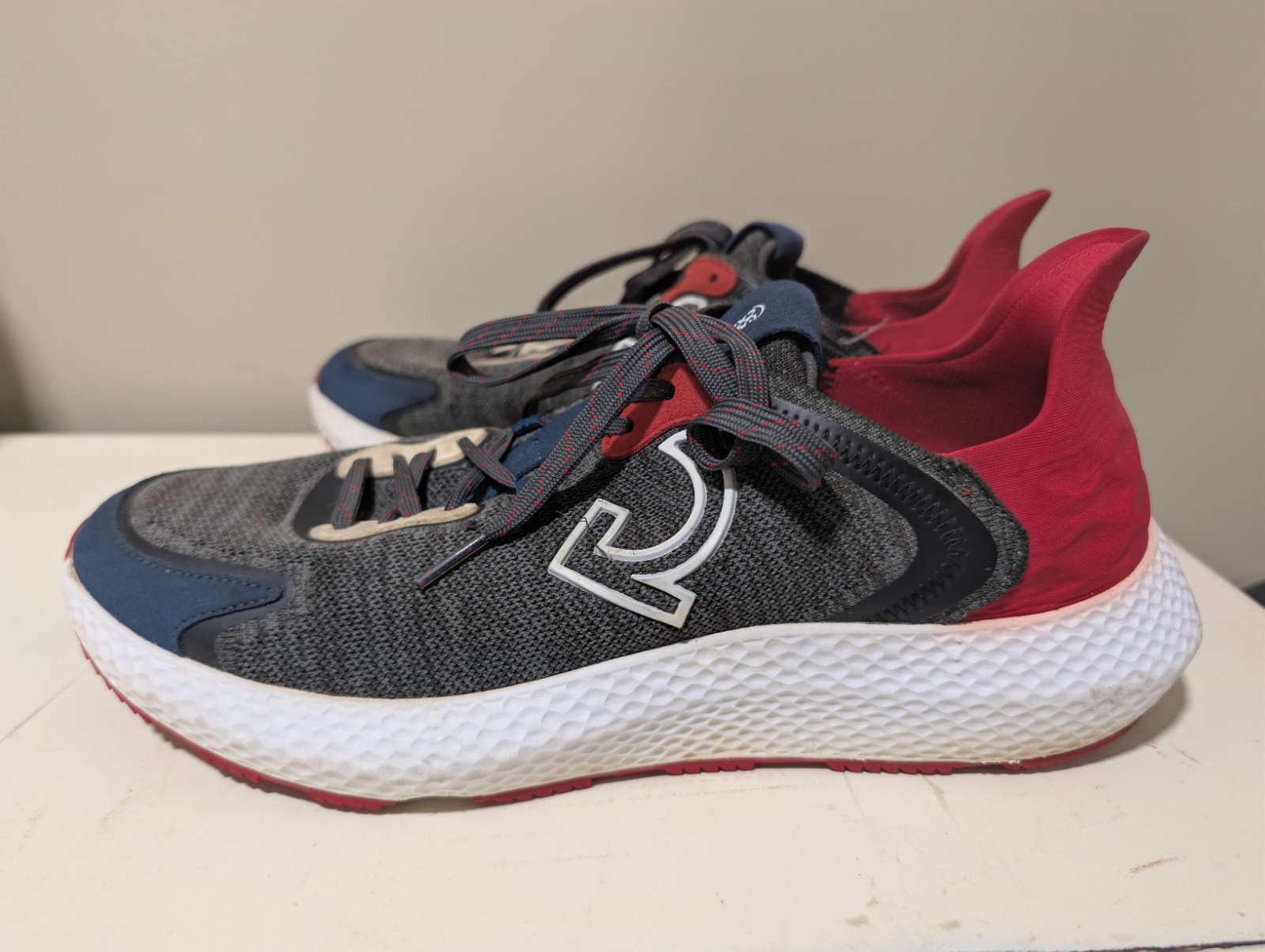 G/FORE MG4X2 Limited Edition Cross Trainer Golf Shoes Men 12.5 Charcoal Grey Red