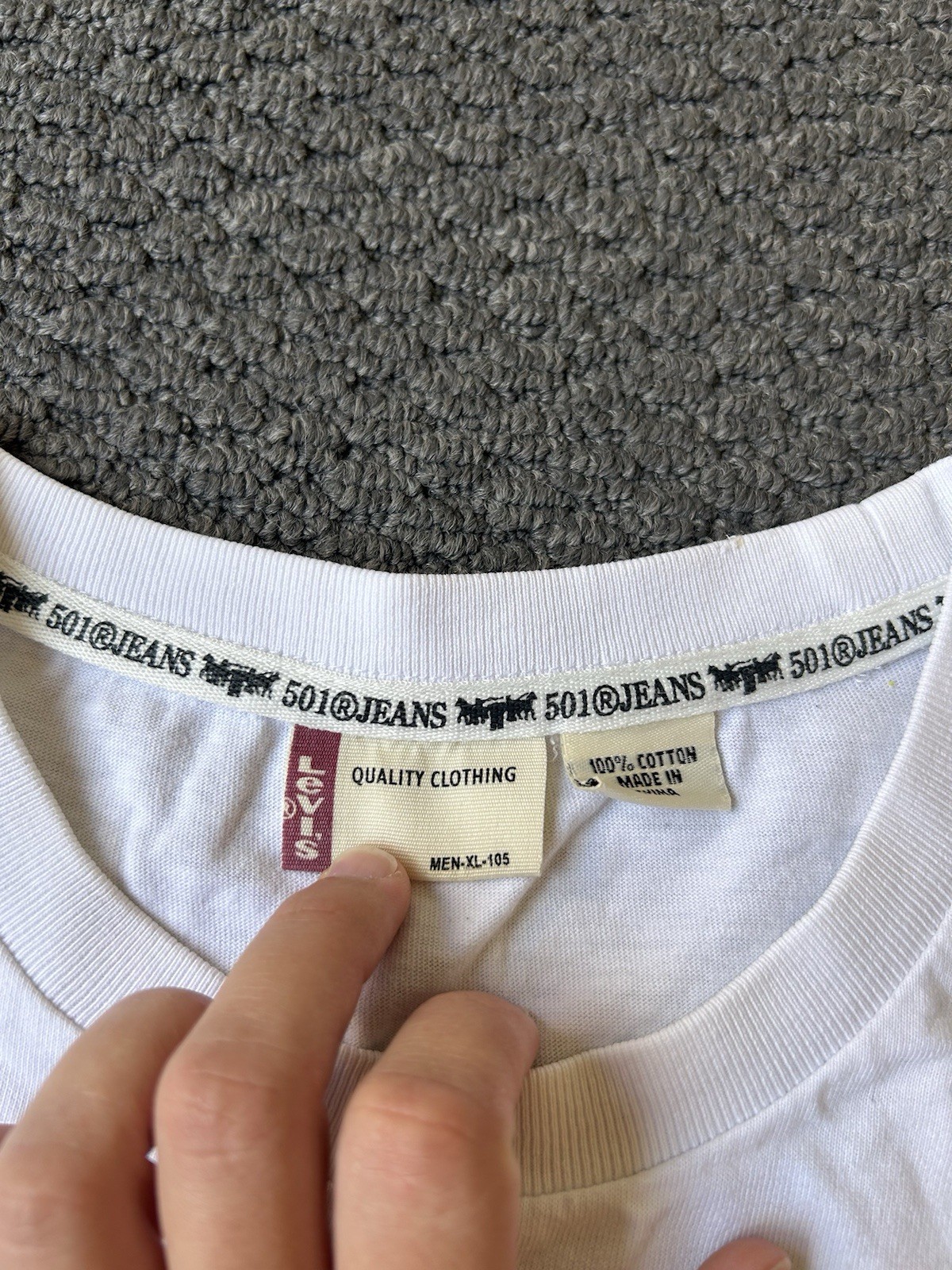 Levi’s T-Shirt Size XL Mens Slim Fit White Tee “501 Jeans Gold Dust”