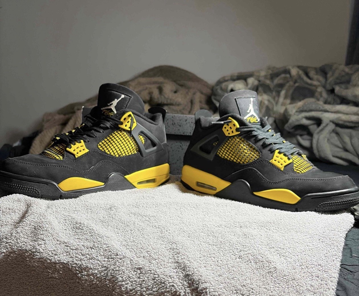 Jordan Air Jordan 4 Retro Thunder Black/Tour Yellow Mid Top DH6927-017