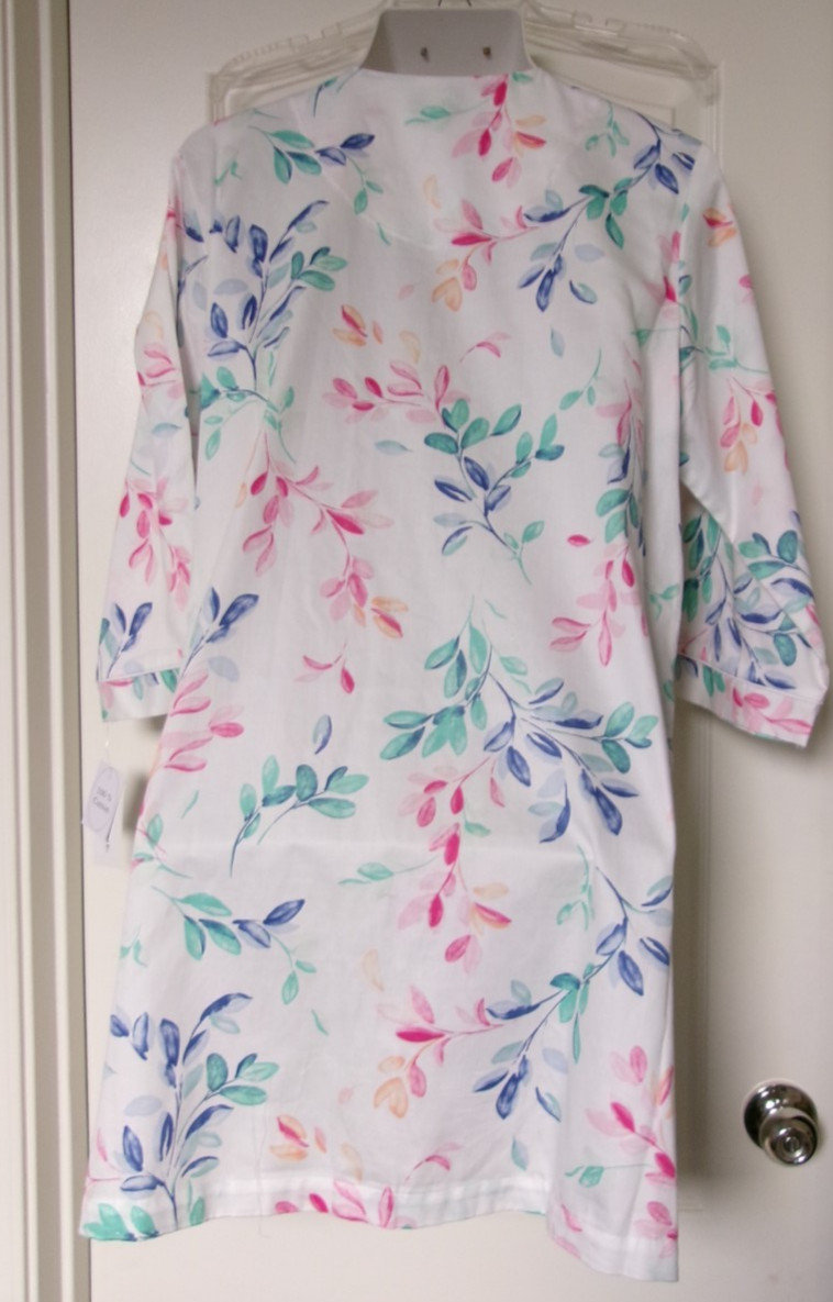 Miss Elaine Short robe Size Petite Large Style 354415 White floral print