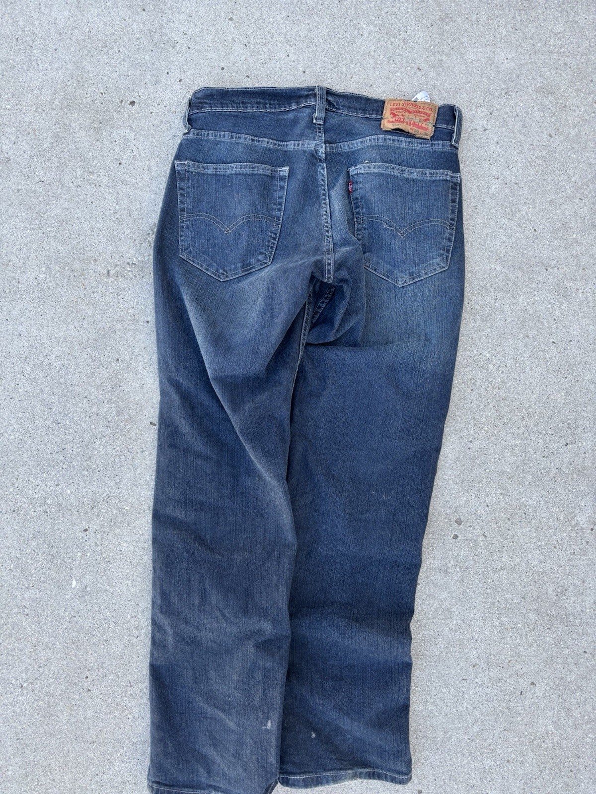 Levi’s Men’s Blue Denim Jeans Relaxed Straight Mid Rise 5-Pocket Medium Wash