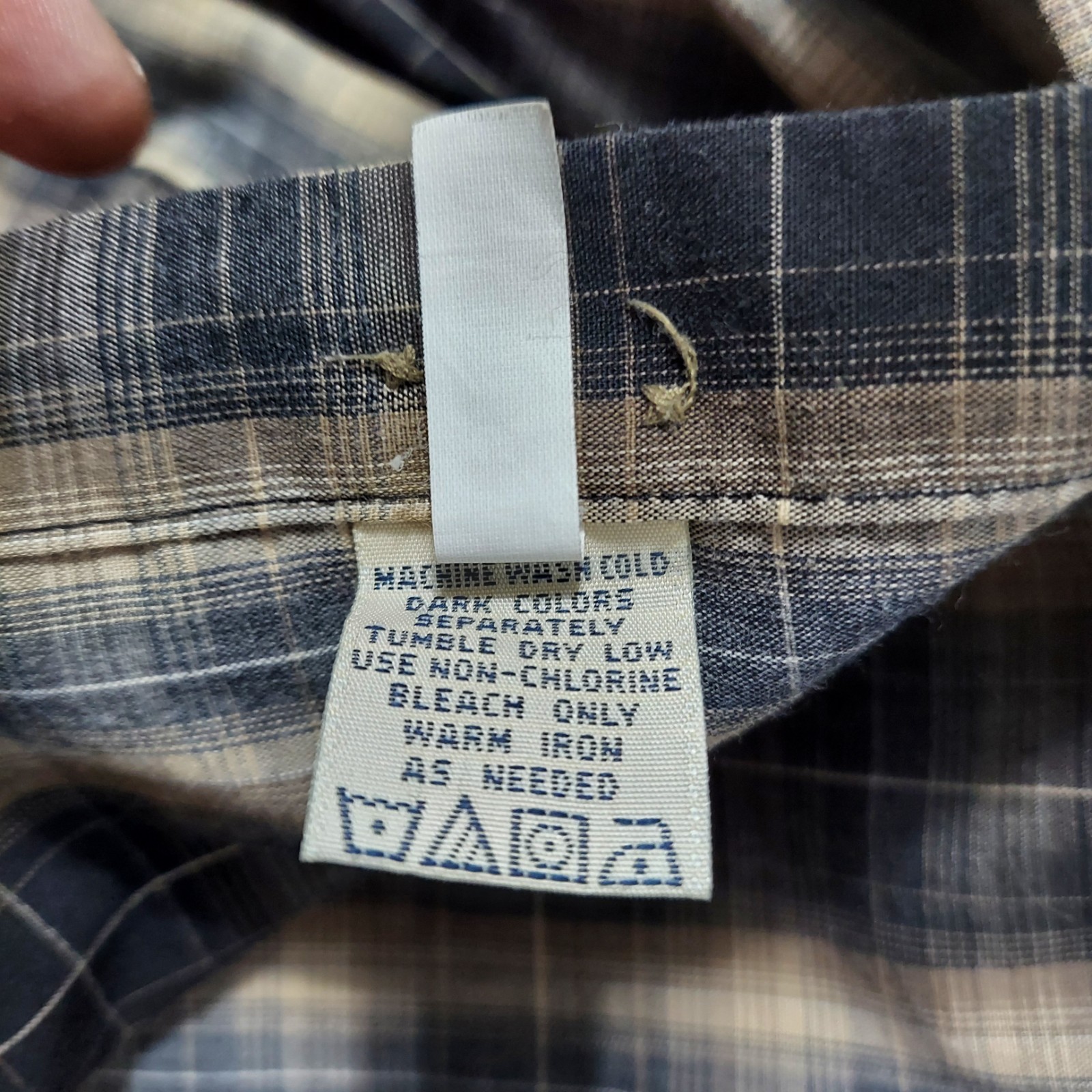 Natural Issue Wrinkle Free Plaid Button Down Shirt Men’s Large Rayon Blend