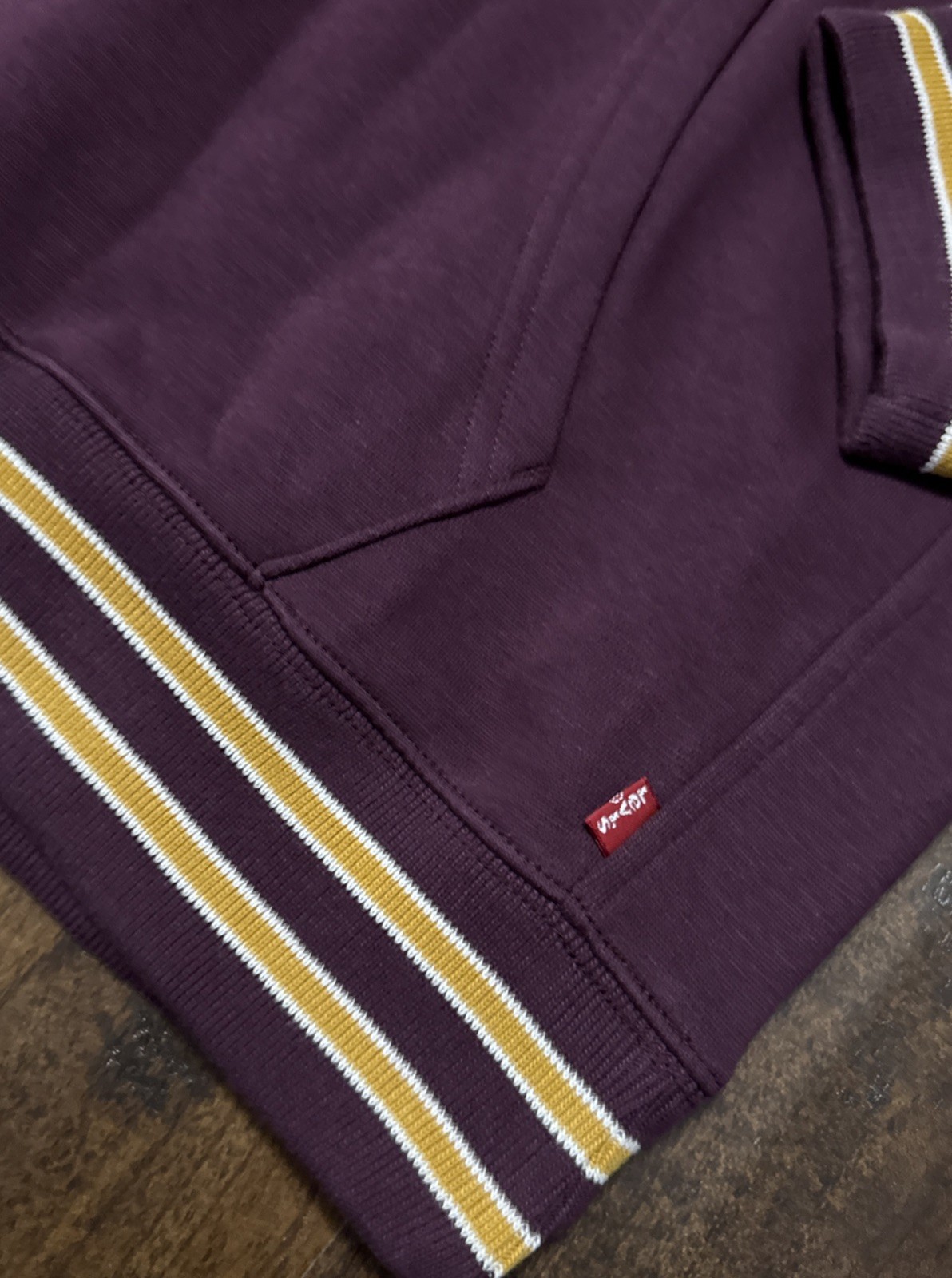NWT Levi’s Pullover Hoodie Relaxed Fit Maroon Graphic Print Men’s Size M. F1