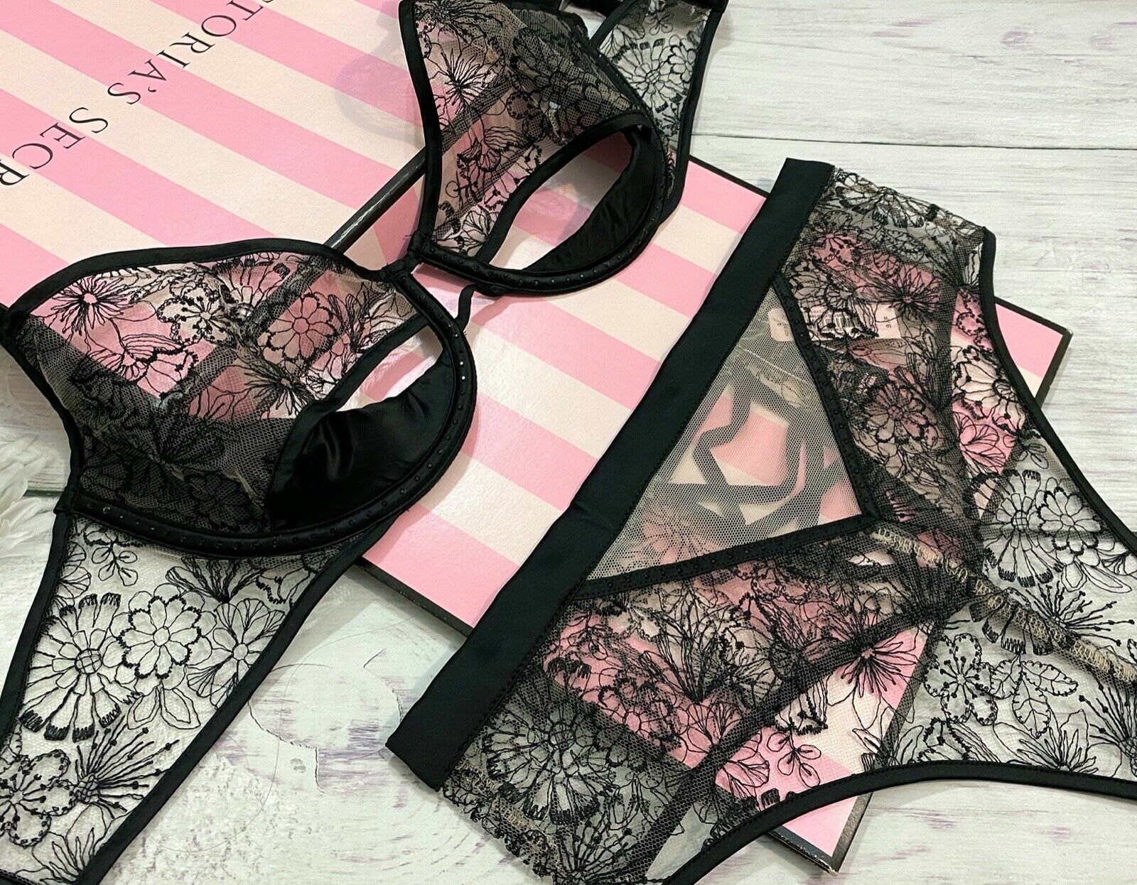 LUXE VICTORIA SECRET Floral Black Embroidered Peek A-Boo Push Up Bra Thong Set