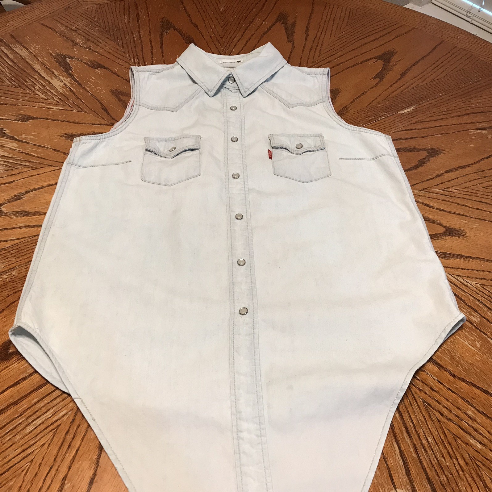 Levi’s Women’s Sleeveless Tie-Front Denim Shirt Pearl Snap Light Sky Blue Small