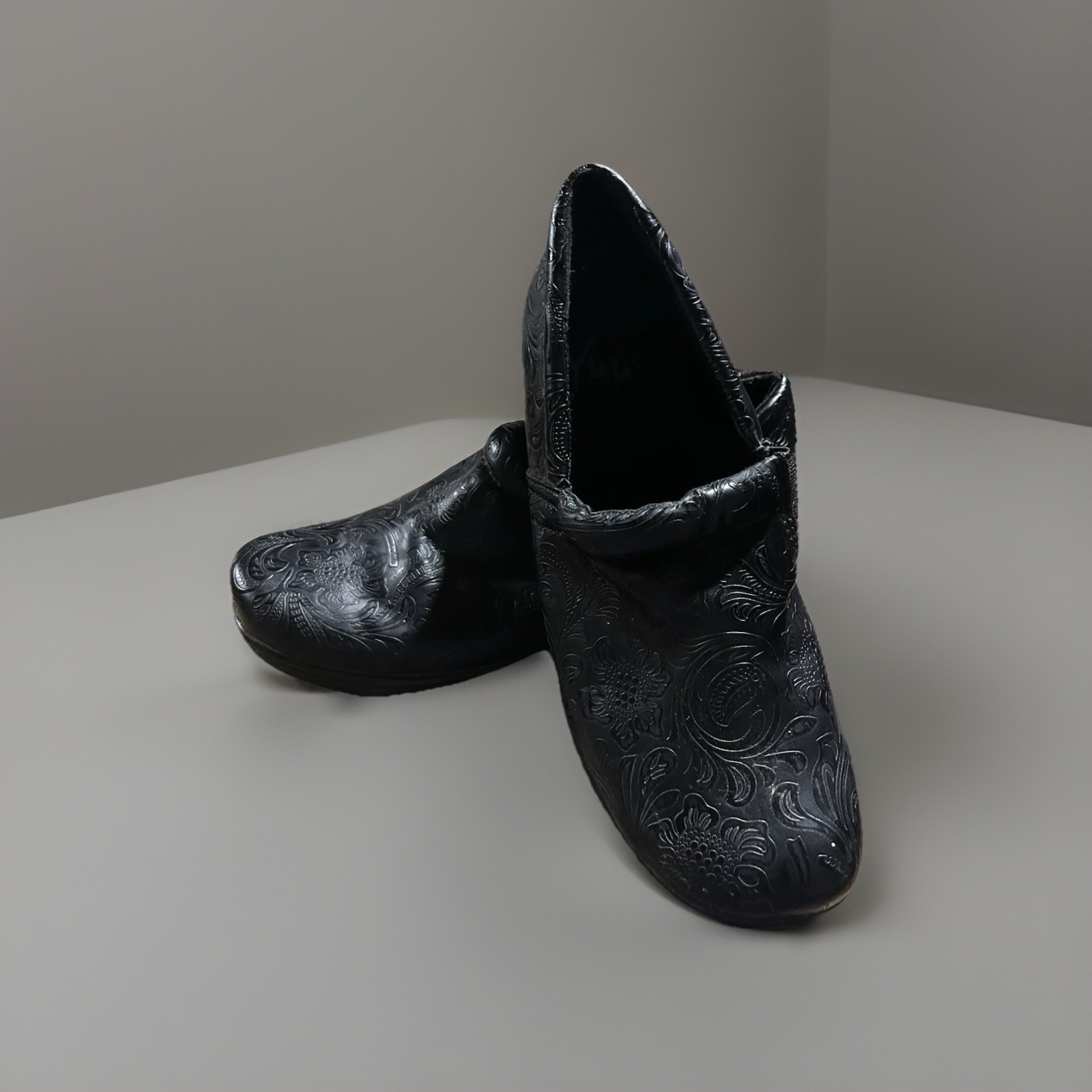 Yuu Women’s Black Leather Floral Embossed Slip-On Comfort Shoes 10M Low Heel