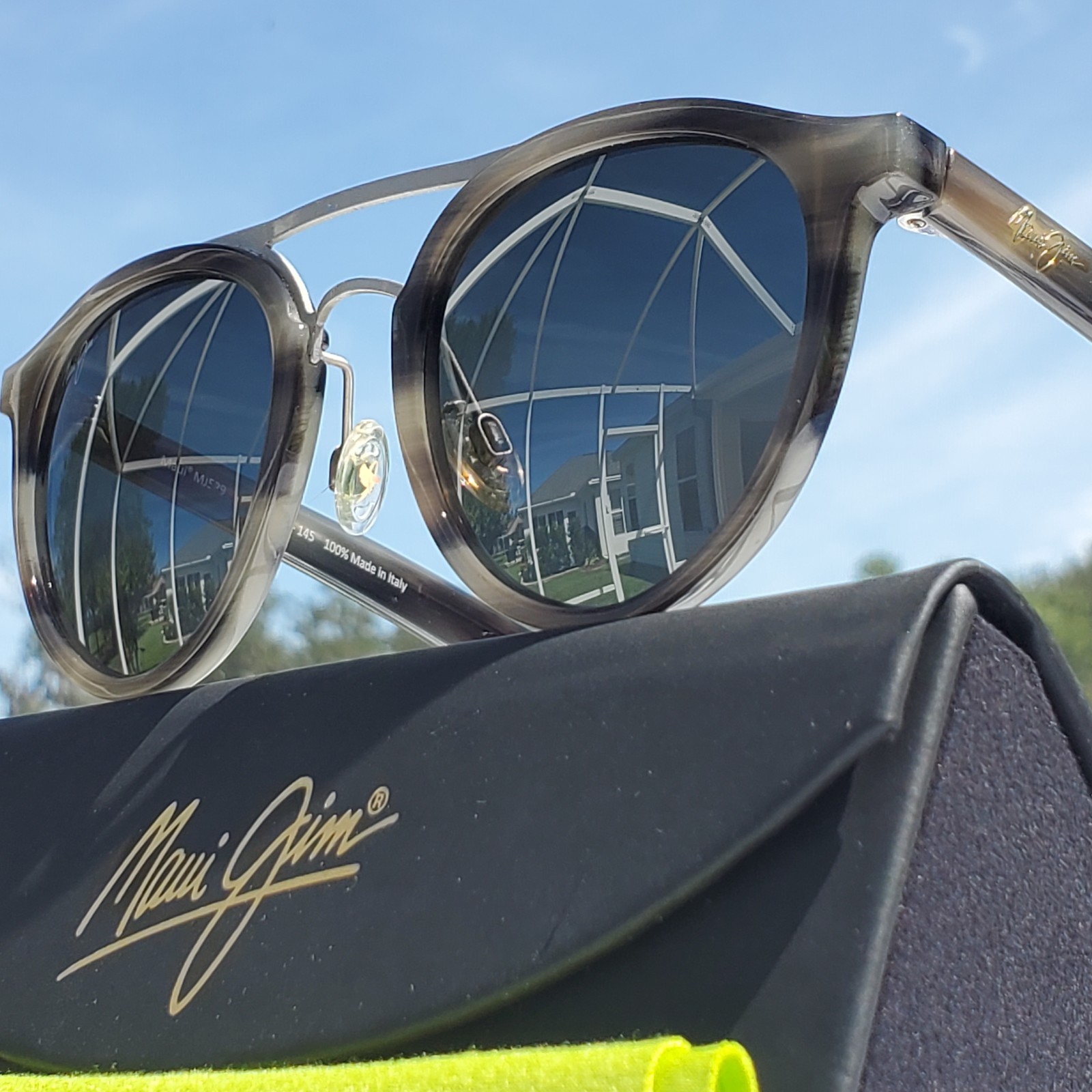 *******Maui Jim “SUNNY DAYS” 529-14E Gloss Grey Horn Frames / Grey Lenses*******