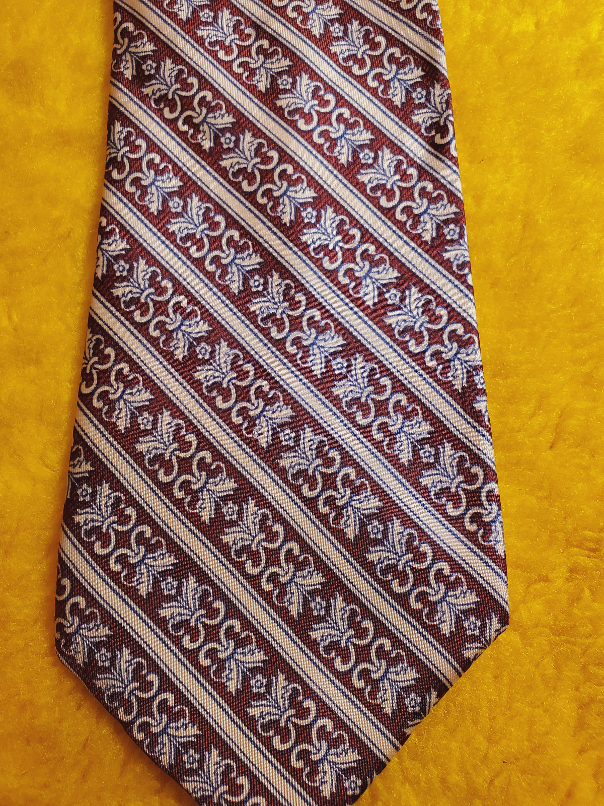 1970s HARRODS ~FIRST EDITION ~MENS TIE ~VICTORIAN ERA ~1881 MANTEL VALANCE ~ 55″
