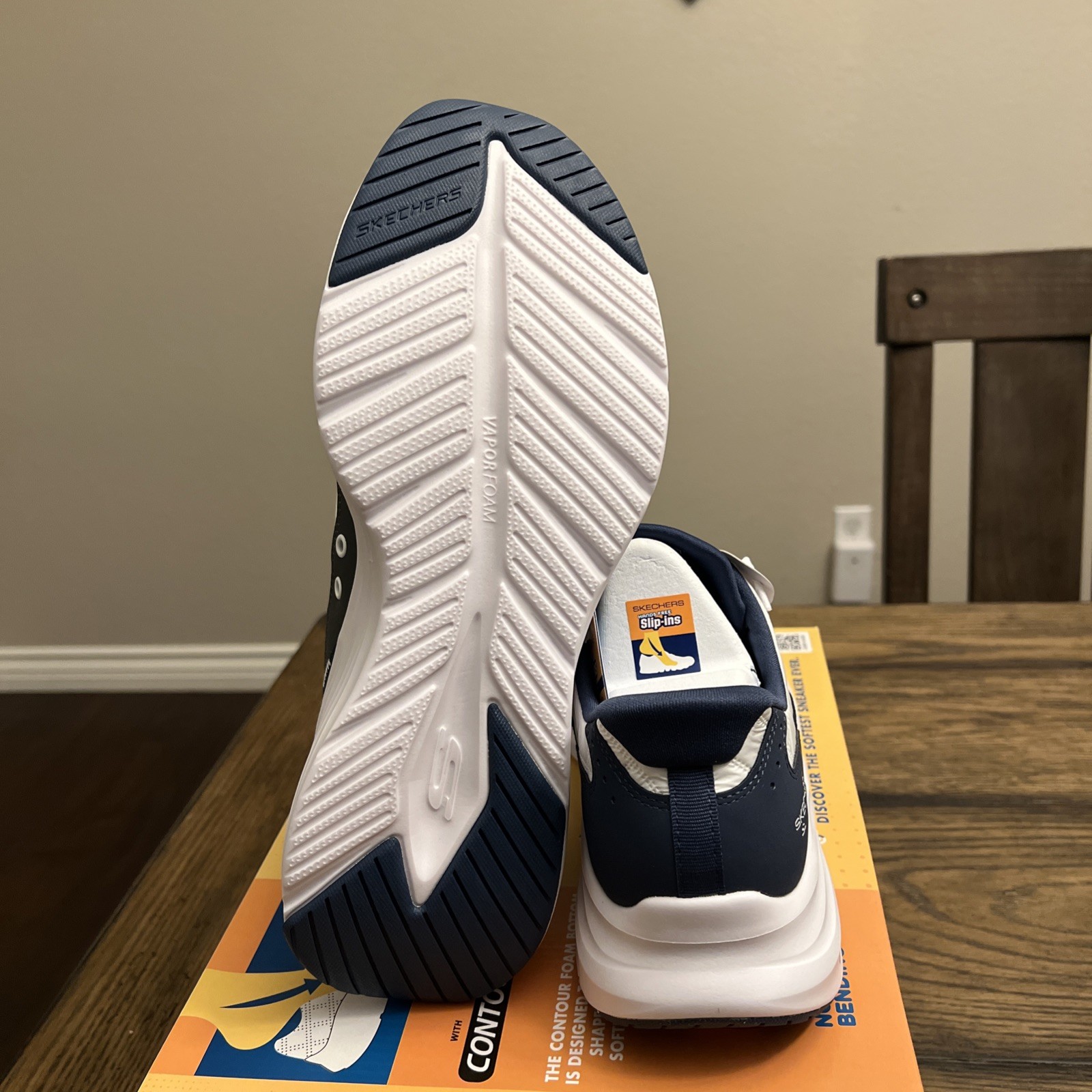 SKECHERS Slip-Ins Cozy Fit White/Navy Machine Washable Lace Up Size 11.5…R8