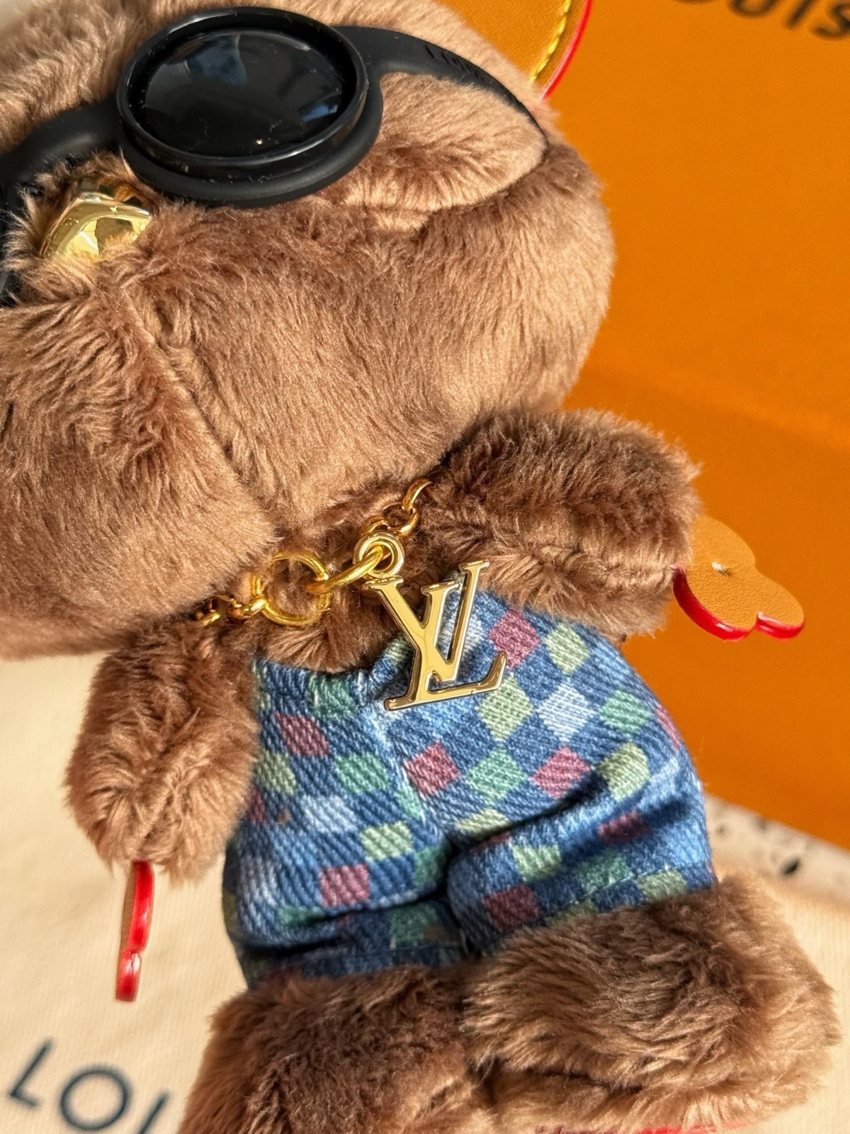 Auth Louis Vuitton Doudou Summer Bear Charm Damier Shorts Sunglasses Keychain