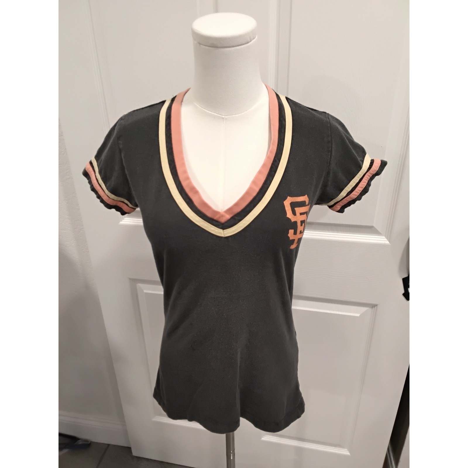 Red Jacket San Francisco Giants MLB V-Neck Ringer T-Shirt Charcoal Grey Orange L