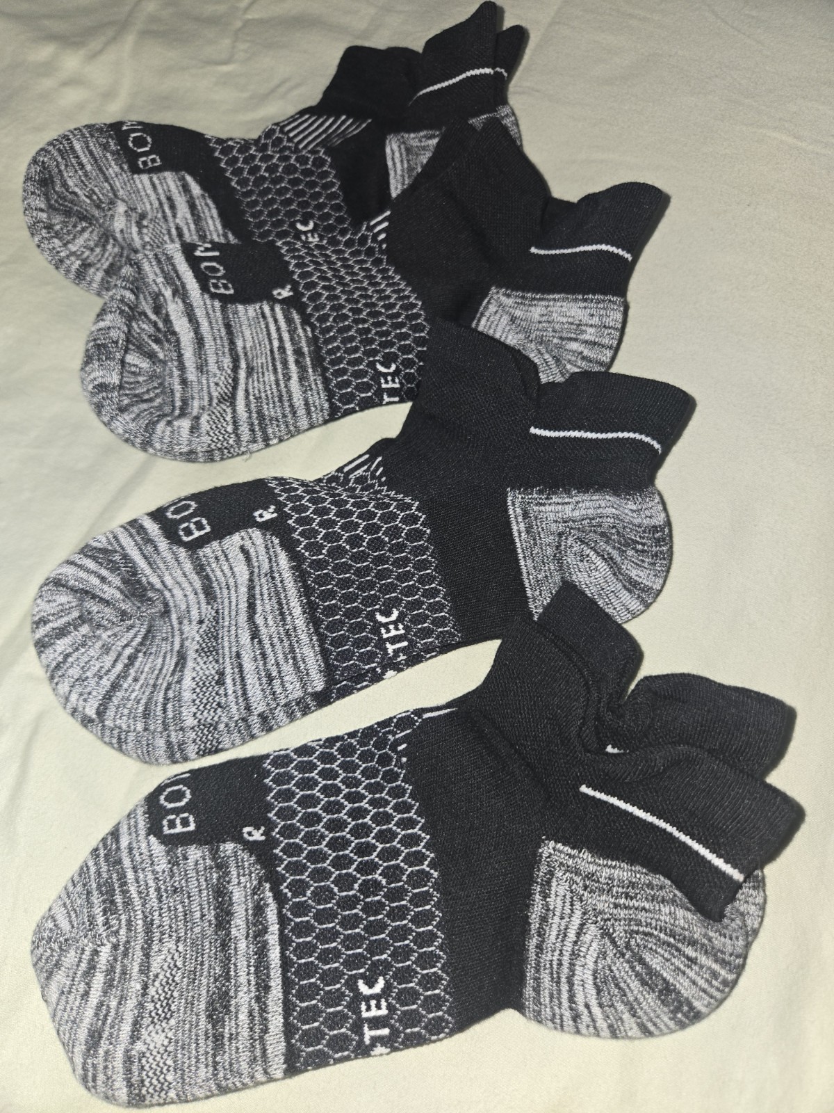Bombas Cushioned Ankle Socks Black/Gray Hex Tec 4 Pairs Sz M