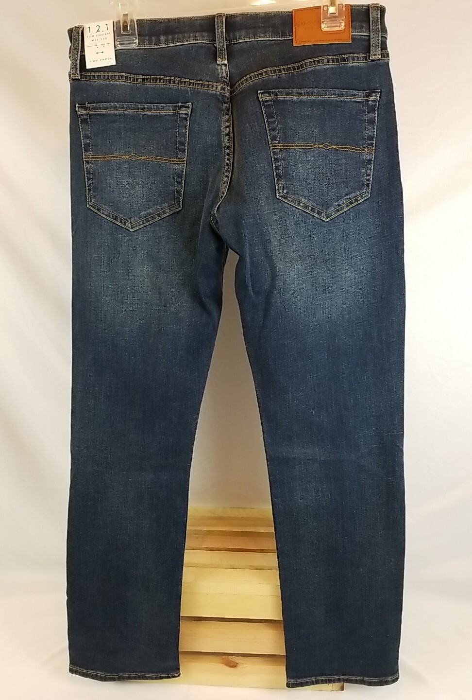 Men’s Lucky Brand 121 Slim Straight Medium Wash Blue Denim Jeans – NEW WITH TAGS