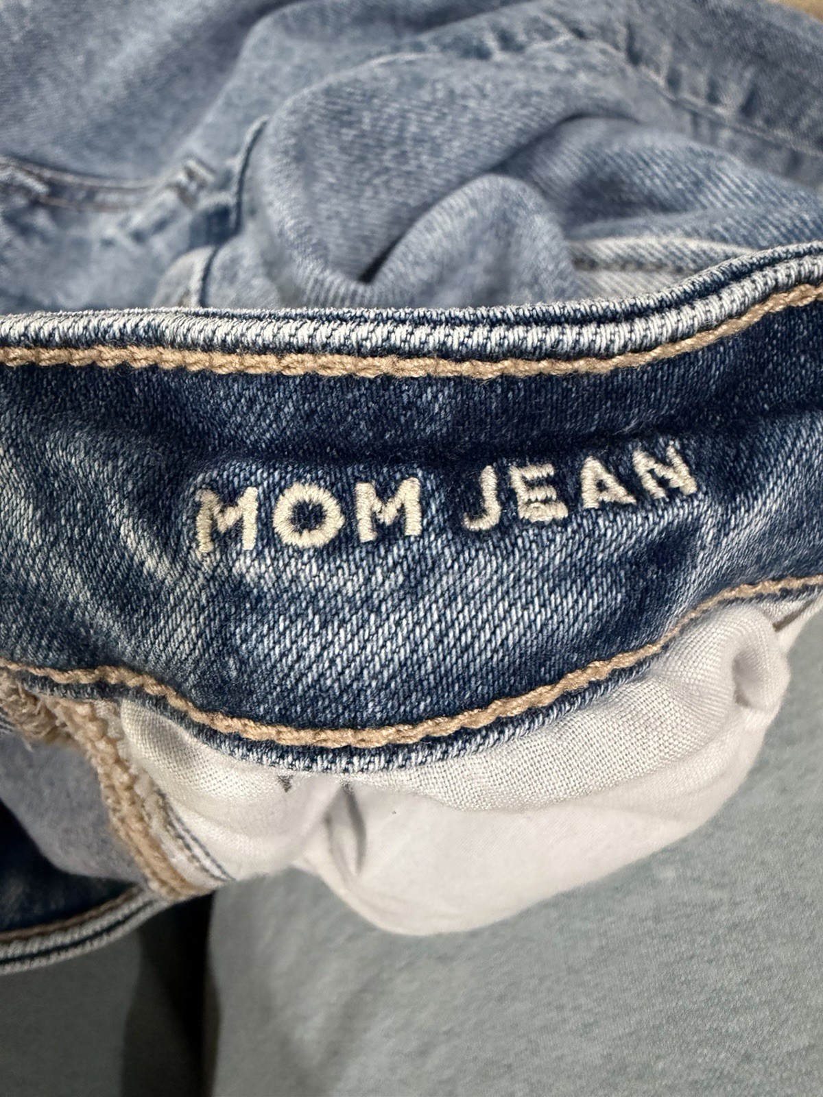 Womens American Eagle Strigid Ripped Knee Light Wash Mom Jeans Size 00R