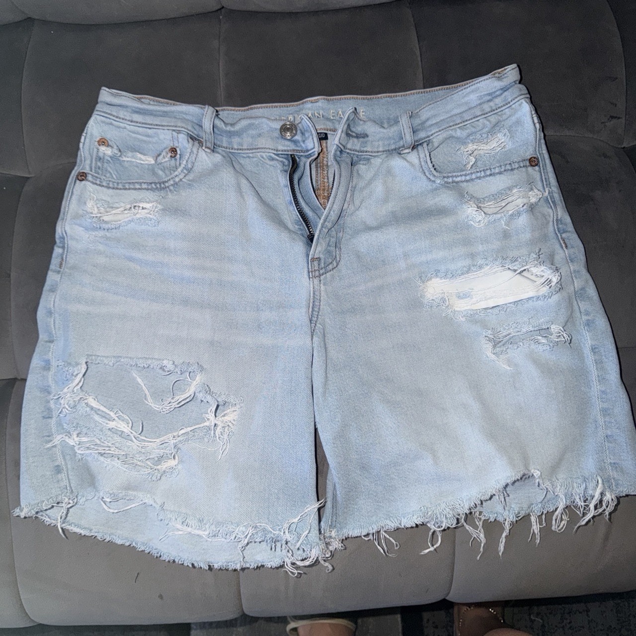 American Eagle Outfitters Women’s Light Wash Distressed Denim Cutoff Shorts 8