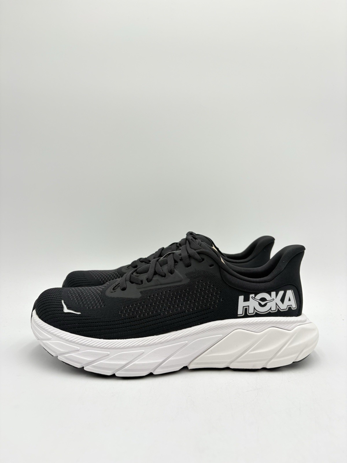 HOKA Women’s Arahi 7 Size 8 Wide Black White |1147890-BWHT|