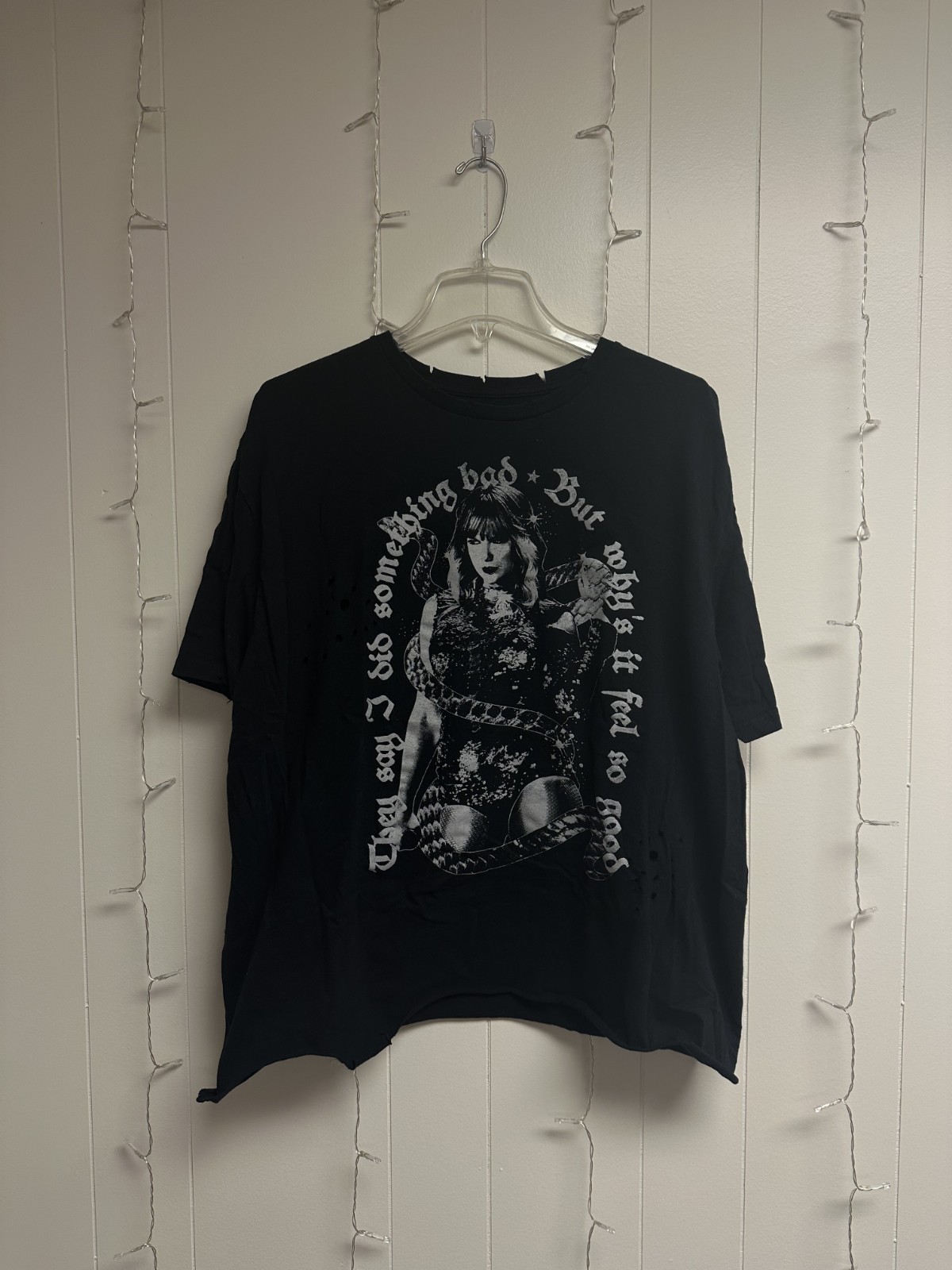 Taylor Swift Official Reputation Theme Distressed Black Tee XL