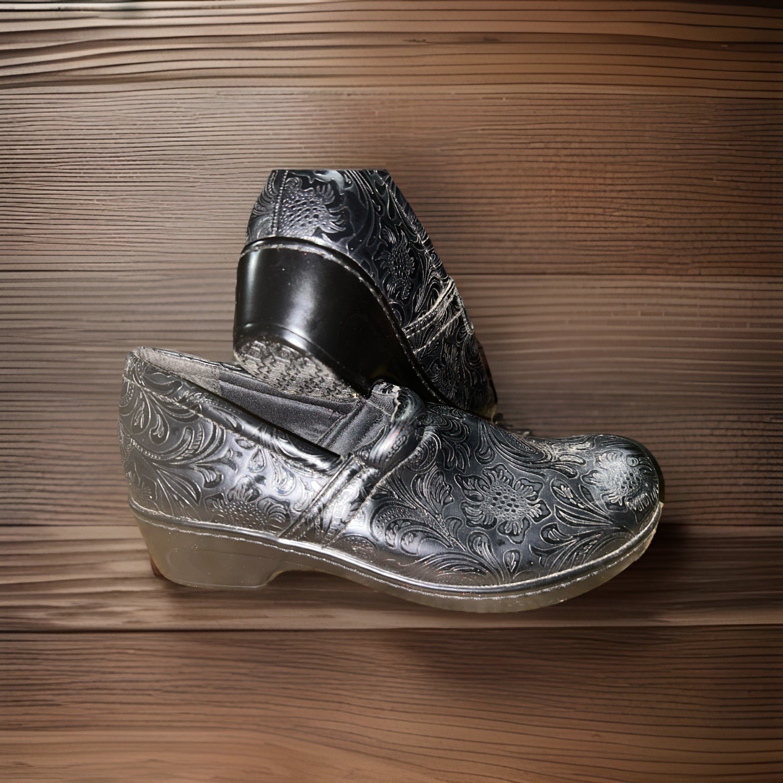 Yuu Women’s Black Leather Floral Embossed Slip-On Comfort Shoes 10M Low Heel
