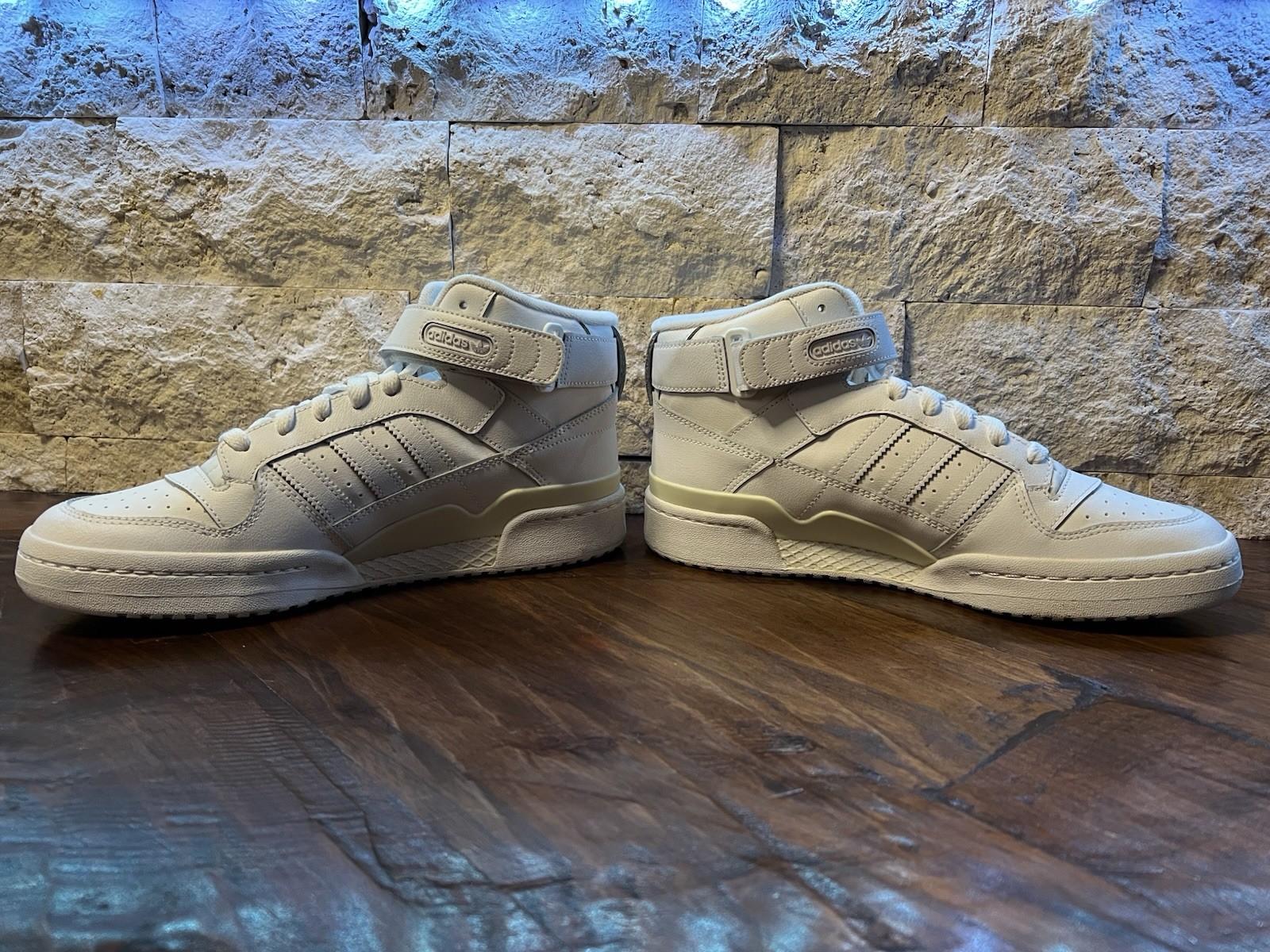 adidas Forums Men’s White Mid Top Sneakers Lace-Up Hook & Loop Strap – Size 9.