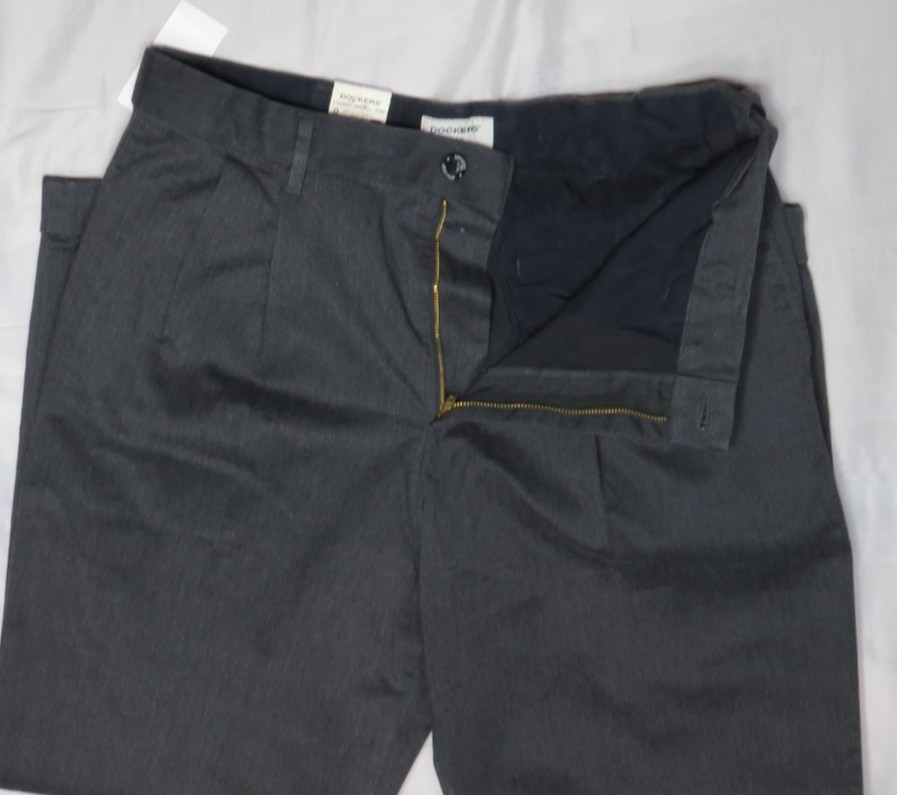 LEVIS DOCKERS PANTS 30×30 CHARCOAL COMFORT KHAKI RELAXED PLEATED STRETCH NEW NWT