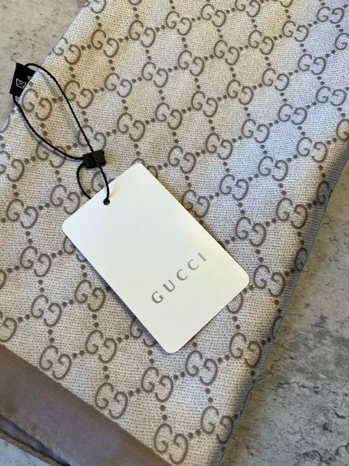 GUCCI SCARF SHAWL AUTHENTIC 100% SILK BEIGE BROWN CLASSIC LOGO LIGHT WEIGHT