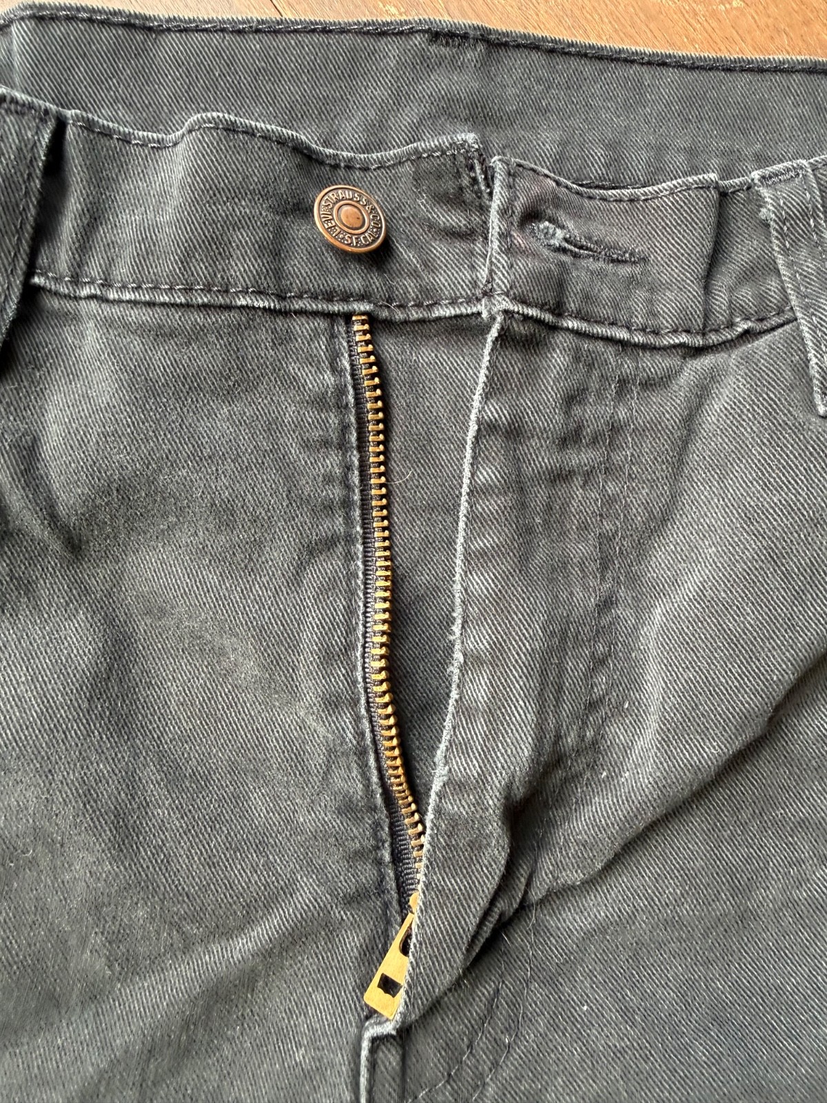 Levis Jeans Mens 33×32 Black Straight Leg Stretch Denim Distressed Knee Hem