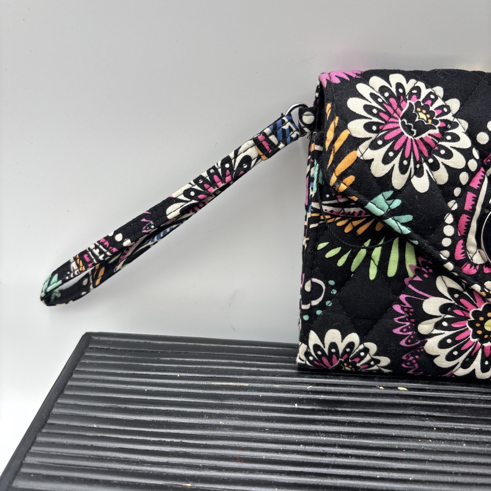 NWOT Vera Bradley Turn lock Clutch Wristlet Wallet In Bandana Swirl Pattern