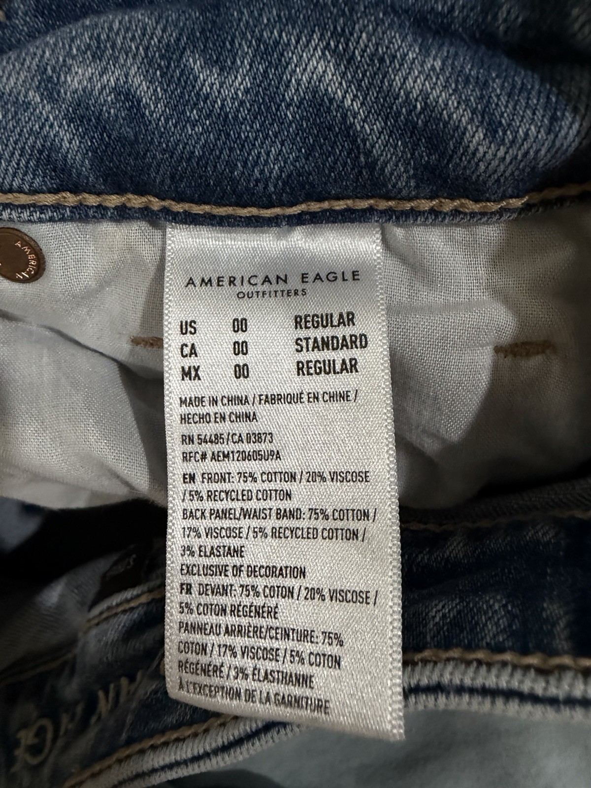 Womens American Eagle Strigid Ripped Knee Light Wash Mom Jeans Size 00R