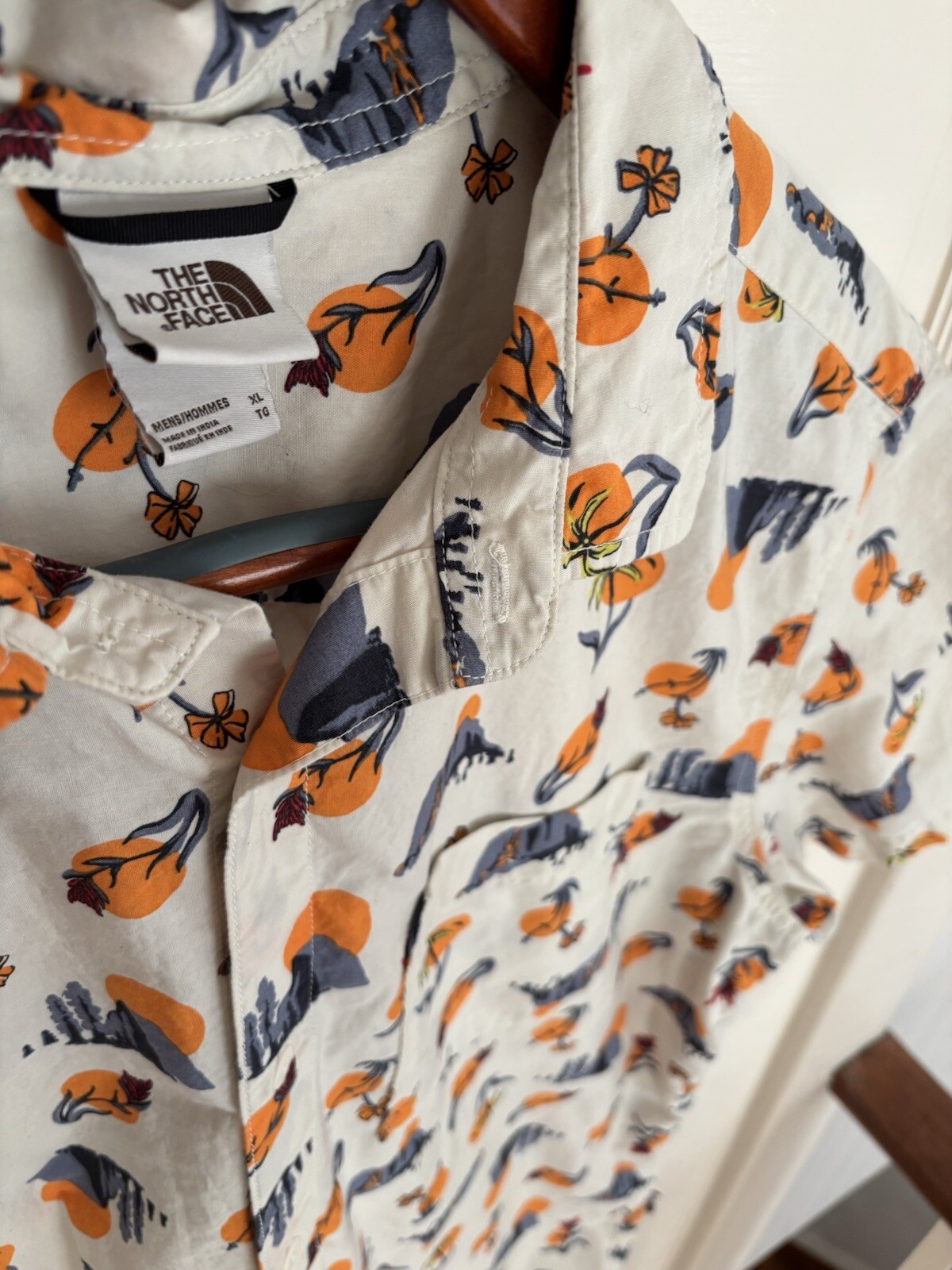 The North Face Desert Sun Flowers Mens Gray SS Shirt Size XL Button Down