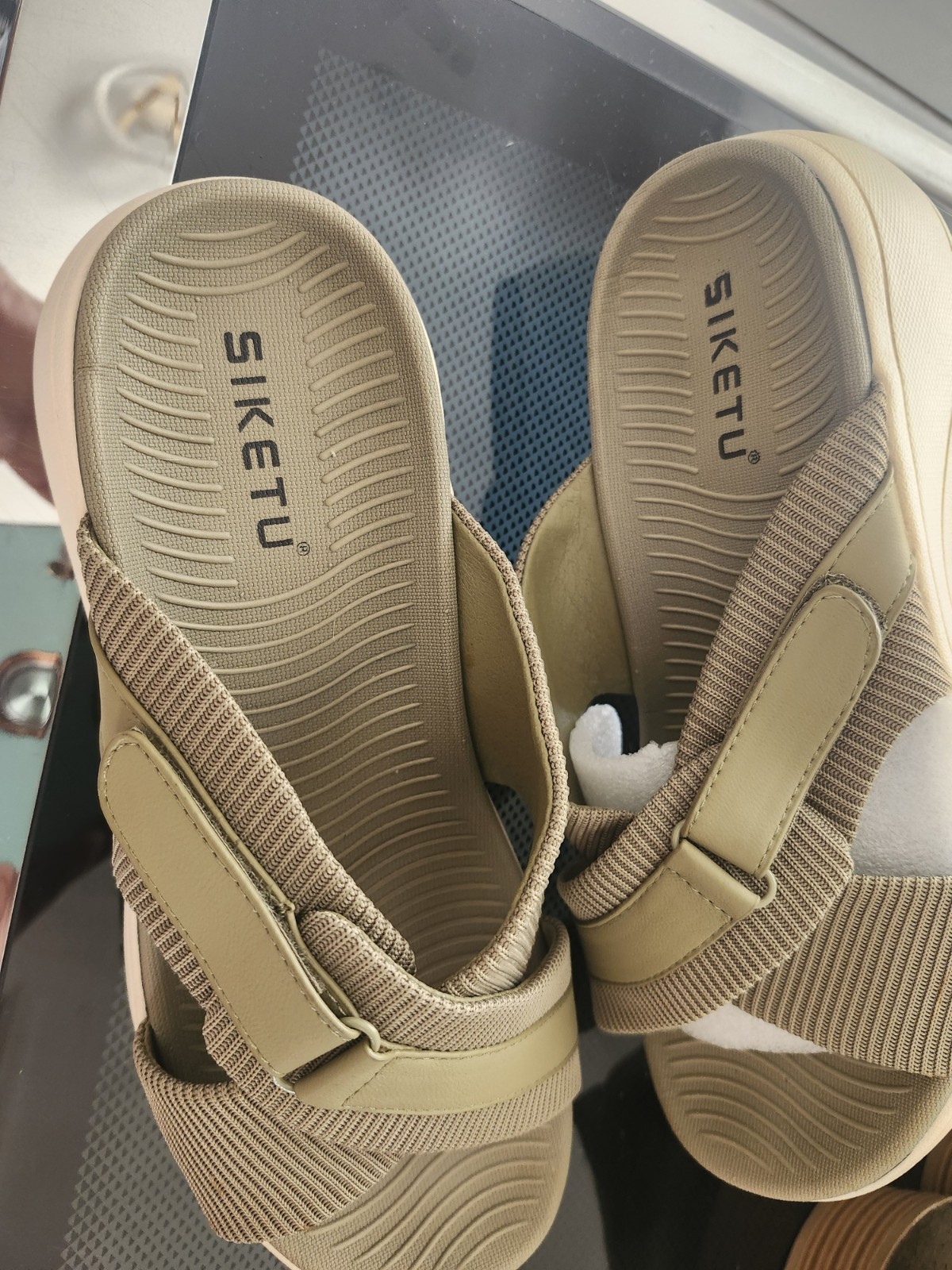 SIKETU Teens Green Cushioned Logo Slide Sandals Slip-On Faux Leather US 8 M