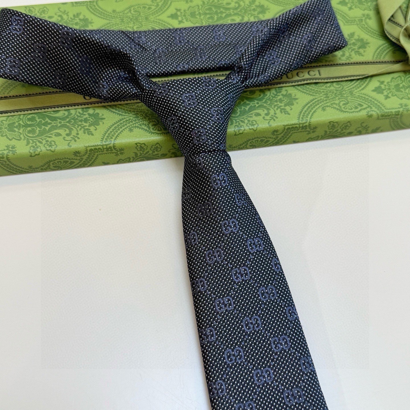 GUCCI TIE AUTHENTIC width2.76inch
