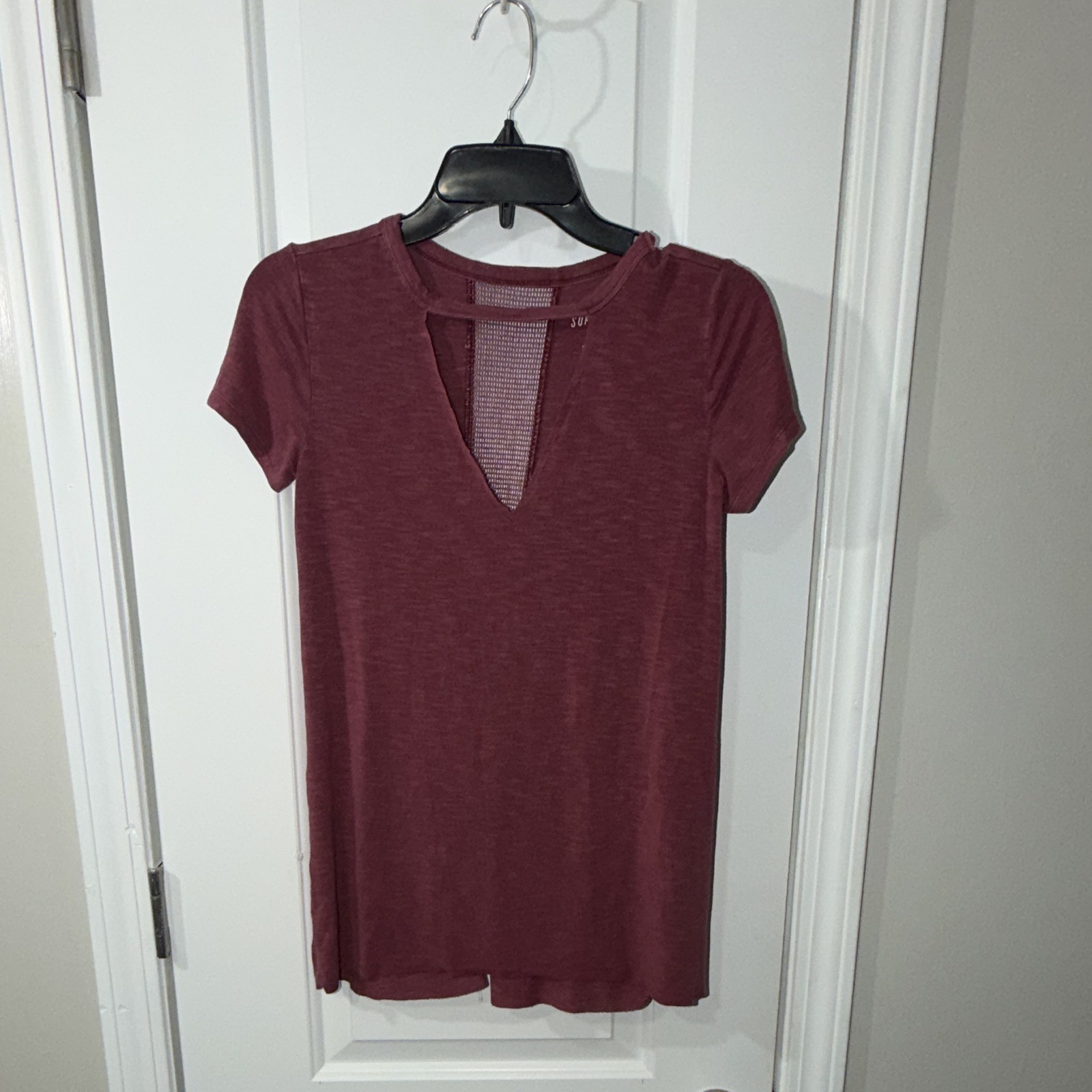 American Eagle Outfitters Women’s XS Burgundy Solid V-Neck Cutout Knit T-Shirt