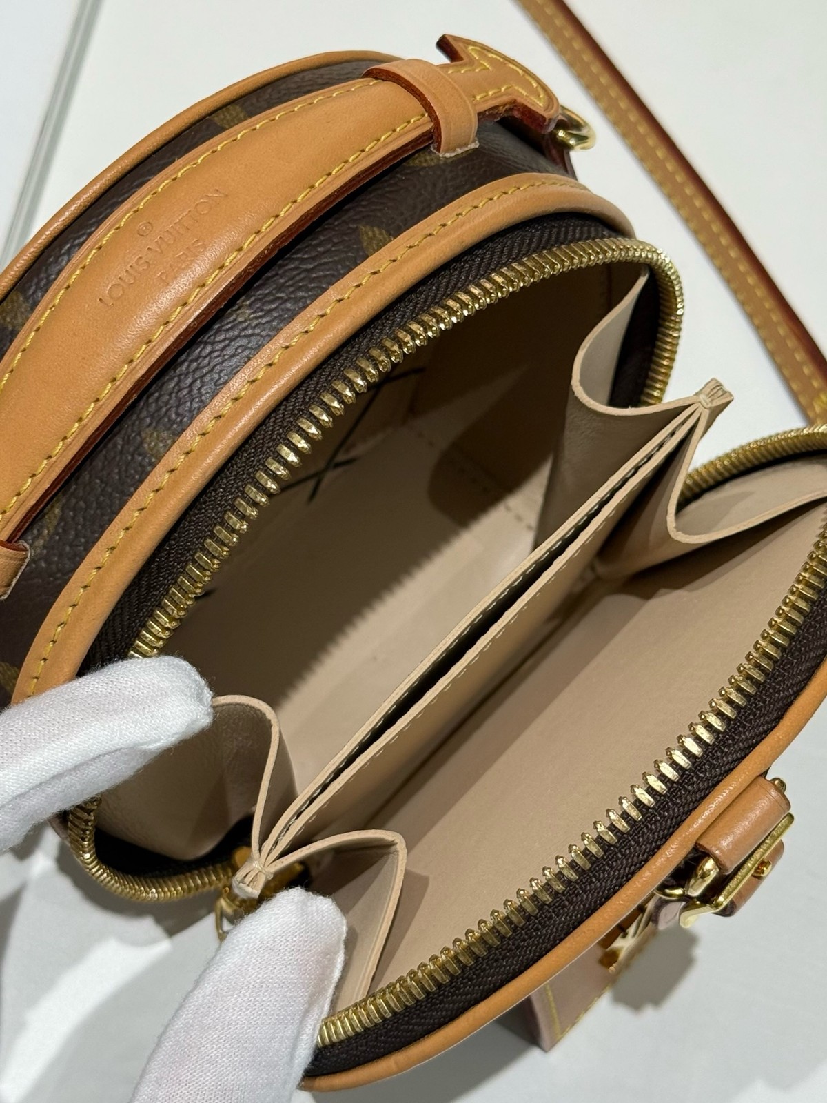 Louis Vuitton Pre-Owned Authentic Round Crossbody Bag Free Tracked Shipping