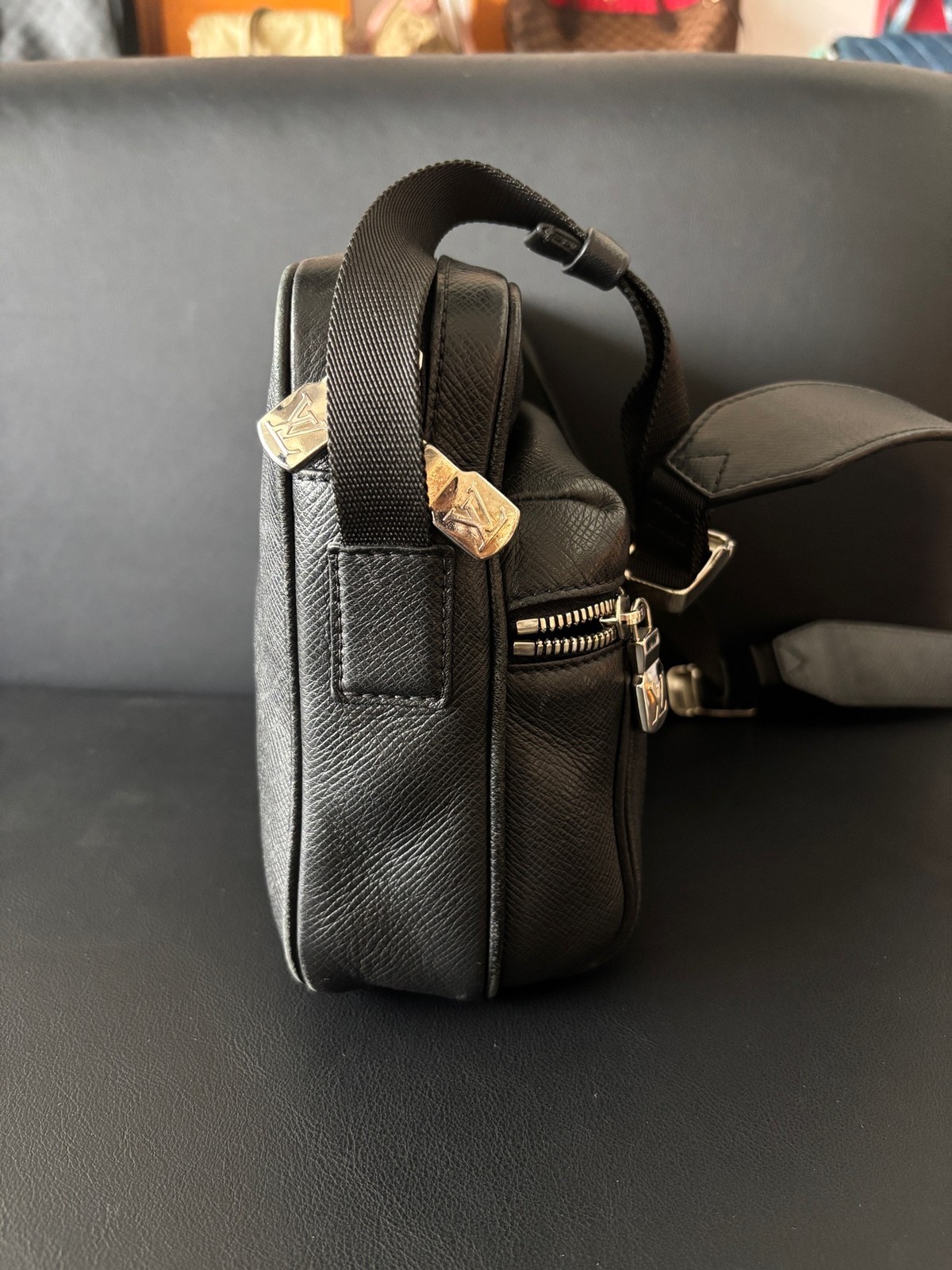 Louis Vuitton Pre-Owned Authentic Messenger Bag Black Free Tracked Shipping