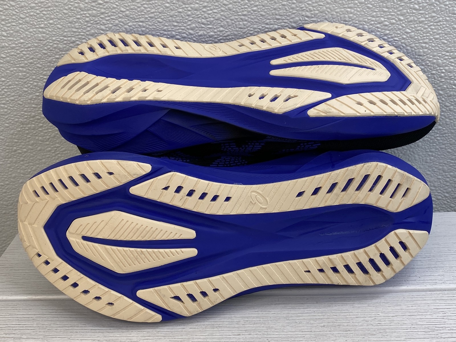 Asics Novablast 5 Men’s Size 10 Wide Black/Cobalt Burst Mesh Running Sneakers