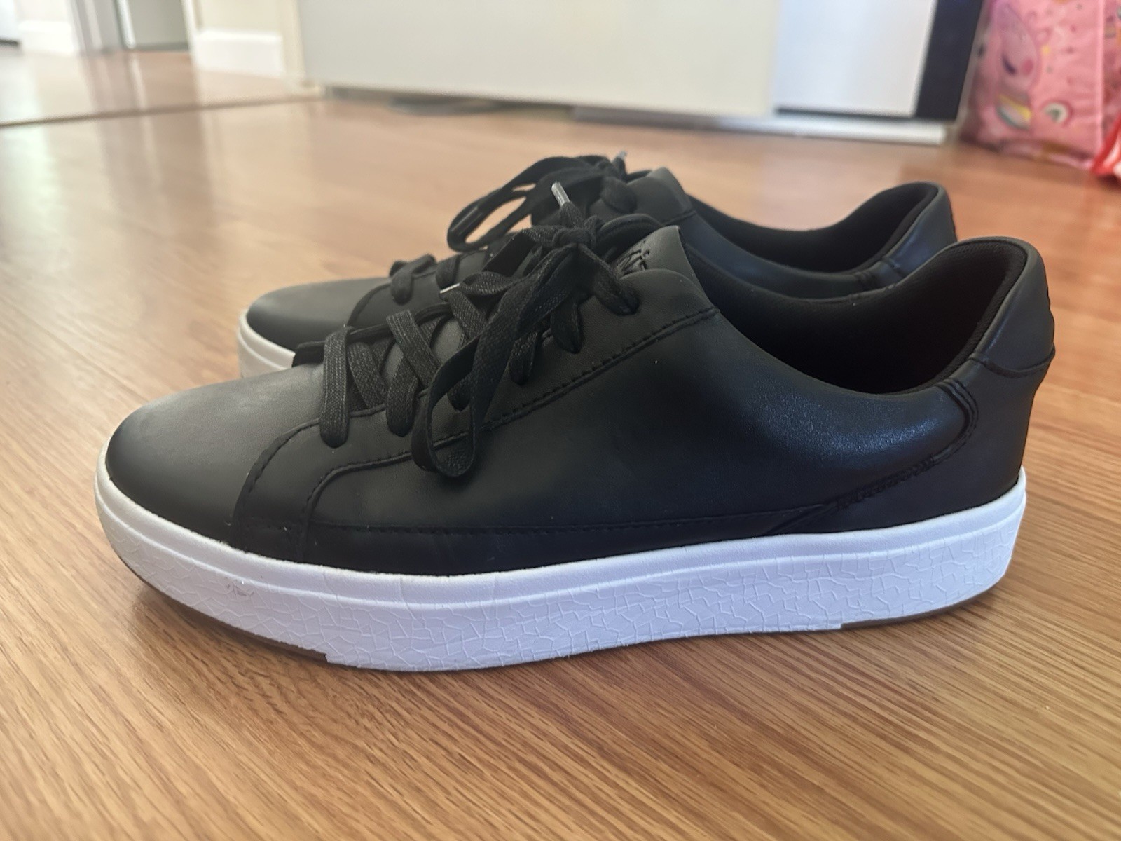 Kizik Vegas Black/White Leather Sbeaker – Size 9 Wide