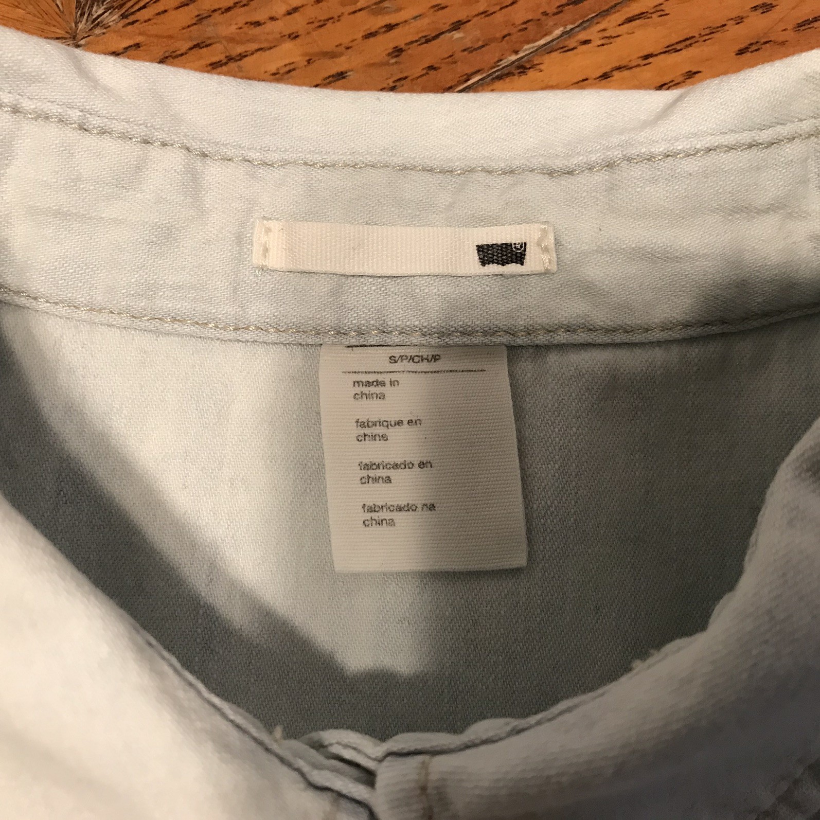 Levi’s Women’s Sleeveless Tie-Front Denim Shirt Pearl Snap Light Sky Blue Small