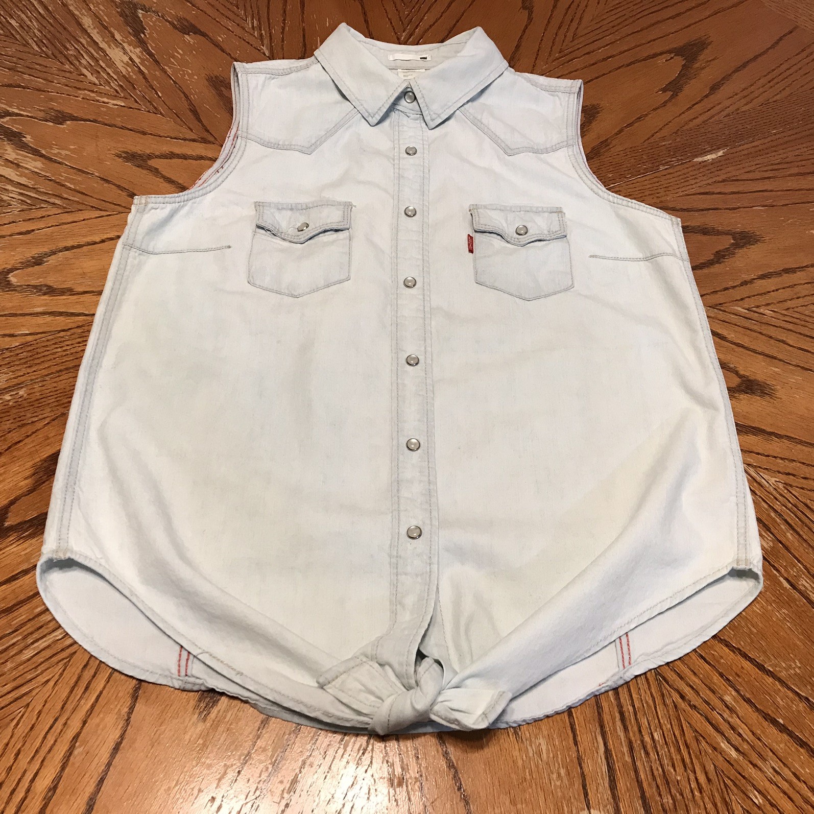 Levi’s Women’s Sleeveless Tie-Front Denim Shirt Pearl Snap Light Sky Blue Small