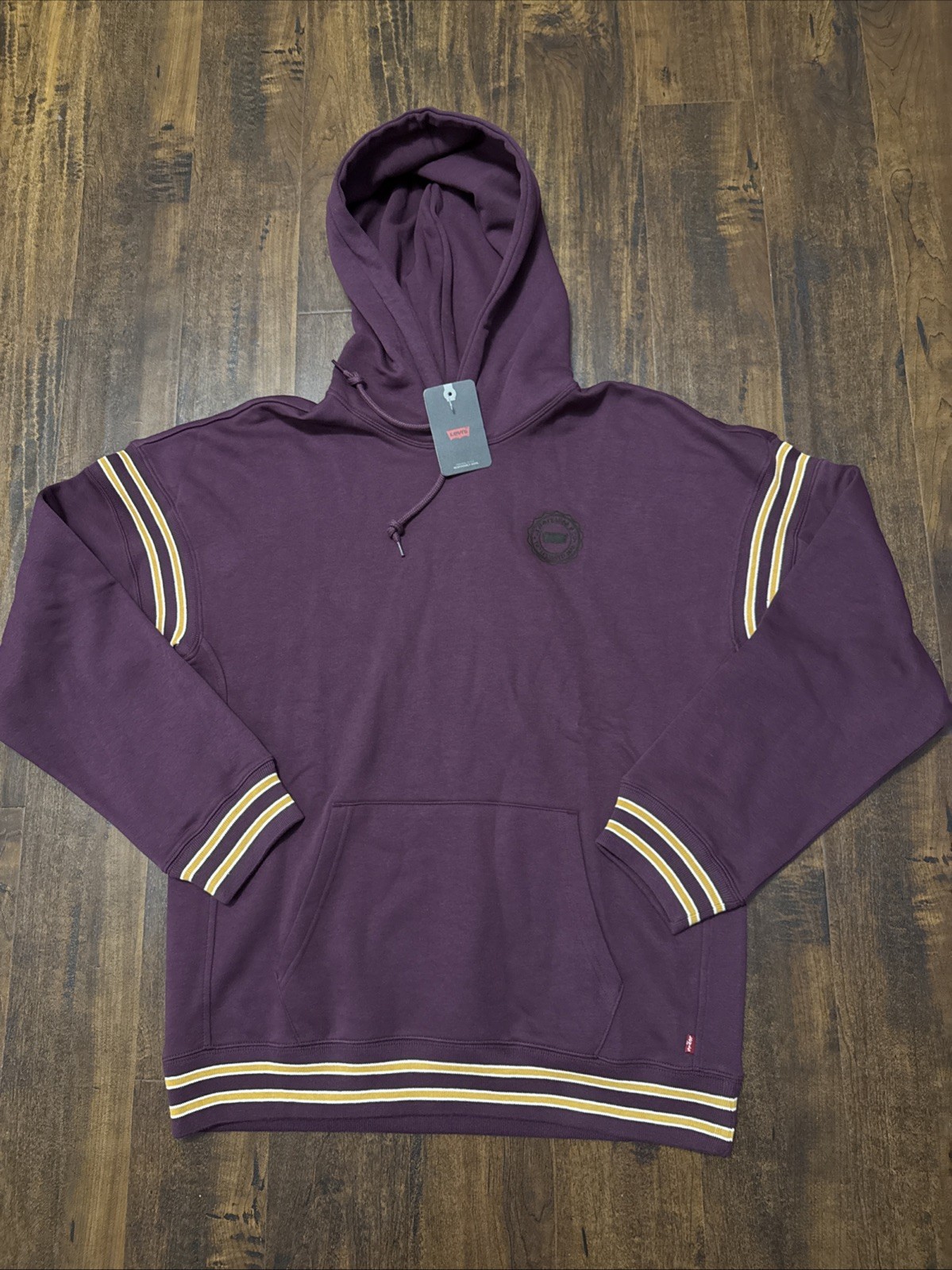 NWT Levi’s Pullover Hoodie Relaxed Fit Maroon Graphic Print Men’s Size M. F1
