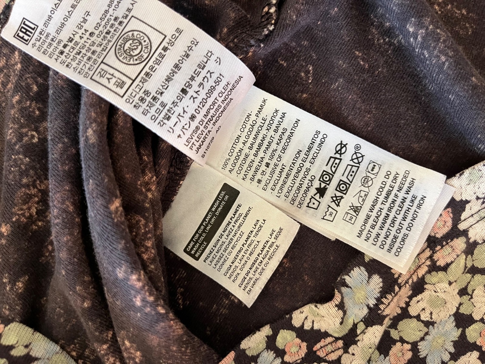 Levis black floral tee – Women’s size L
