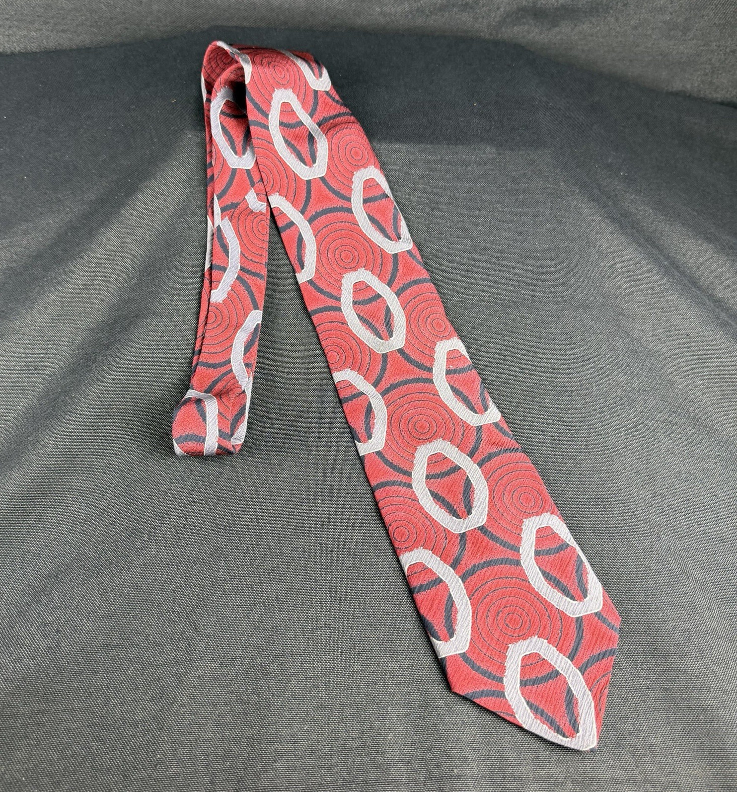 Vintage Giorgio Armani Cravatte Red Gray Swirl Geometric Silk Tie 56 x 3.5