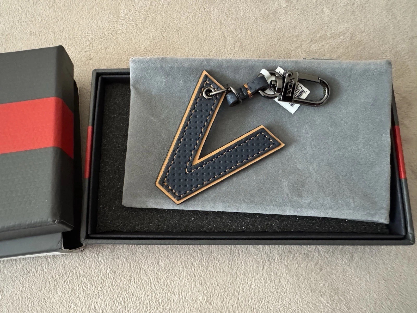 Tumi letter Charm “V”