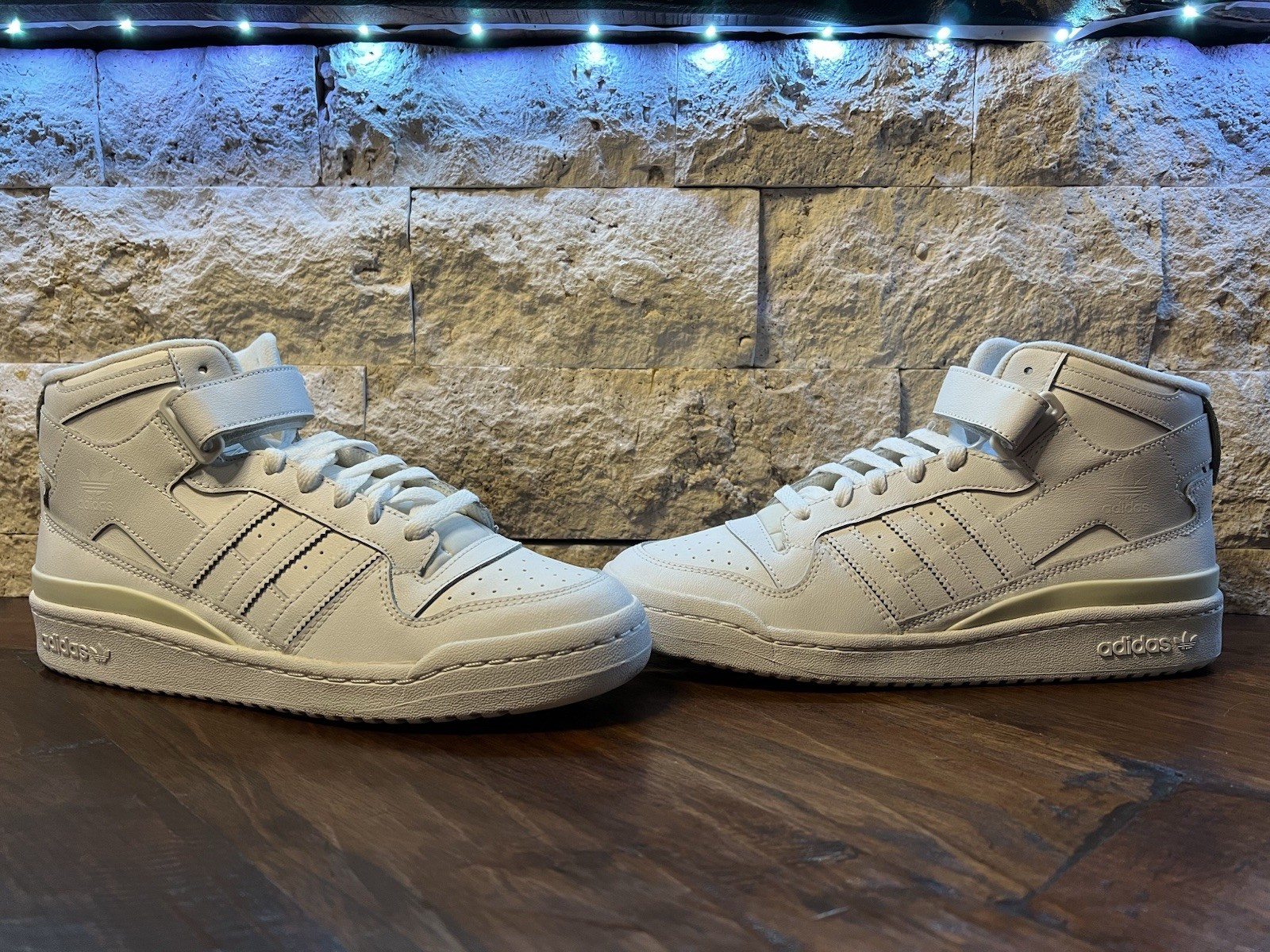 adidas Forums Men’s White Mid Top Sneakers Lace-Up Hook & Loop Strap – Size 9.
