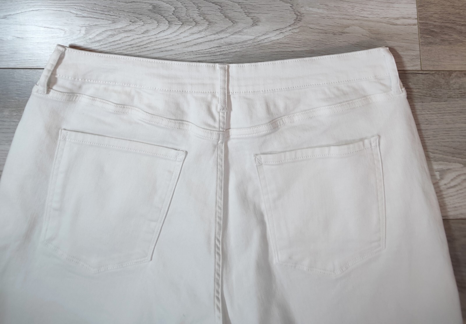 a.n.a NWT Womens Size 18 White Denim Mid-Rise Shortie Shorts 3.5 Inseam Raw Hem