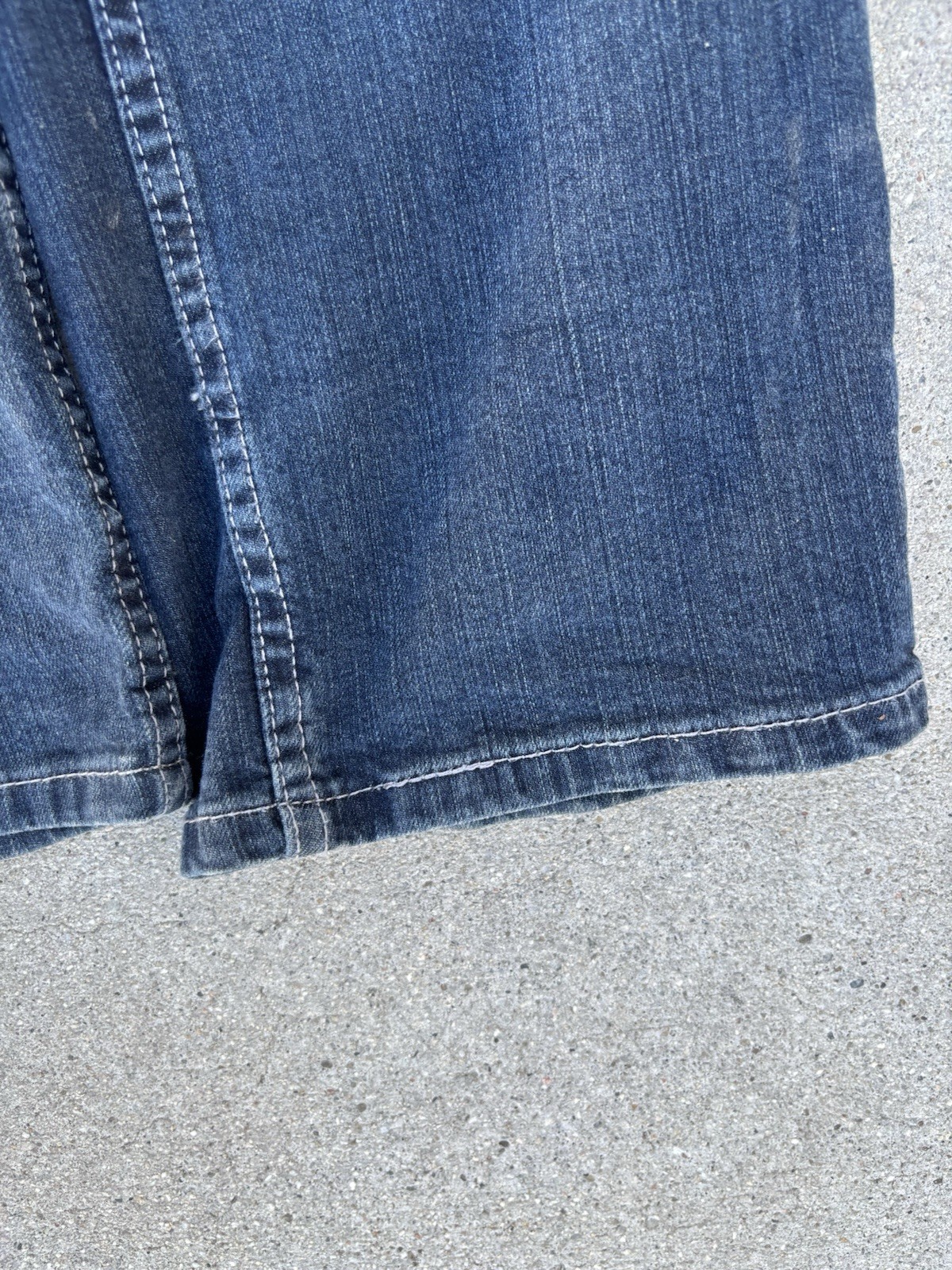 Levi’s Men’s Blue Denim Jeans Relaxed Straight Mid Rise 5-Pocket Medium Wash