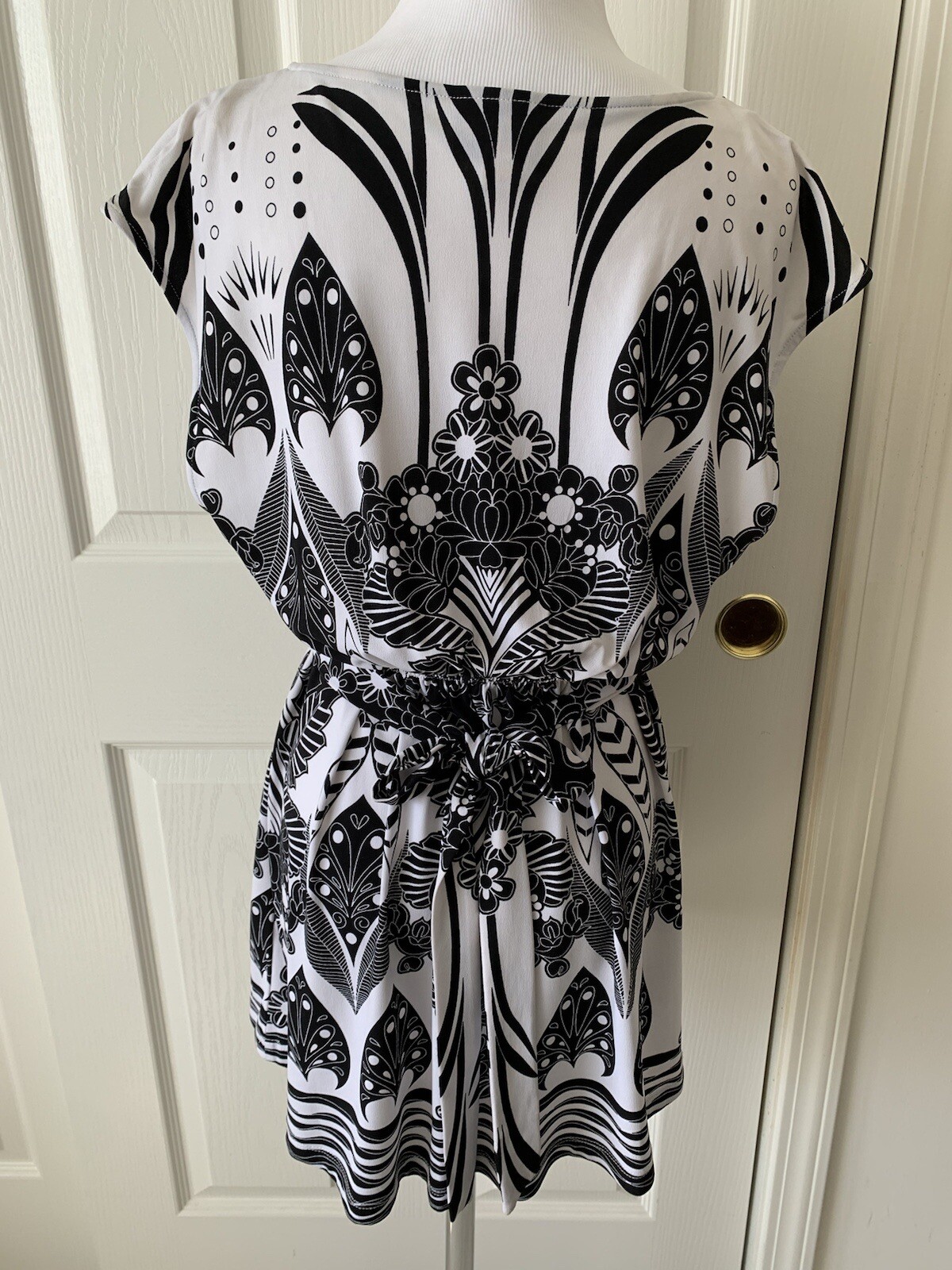 ECI LOVELY BEADED BLACK WHITE TIE BACK POLYESTER SPANDEX KNIT TOP – SIZE L