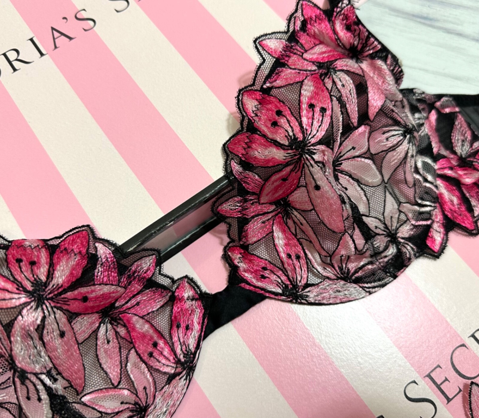 Victoria’s Secret Ziggy Floral Embroidery Bra Thong Set Set Black/Pink