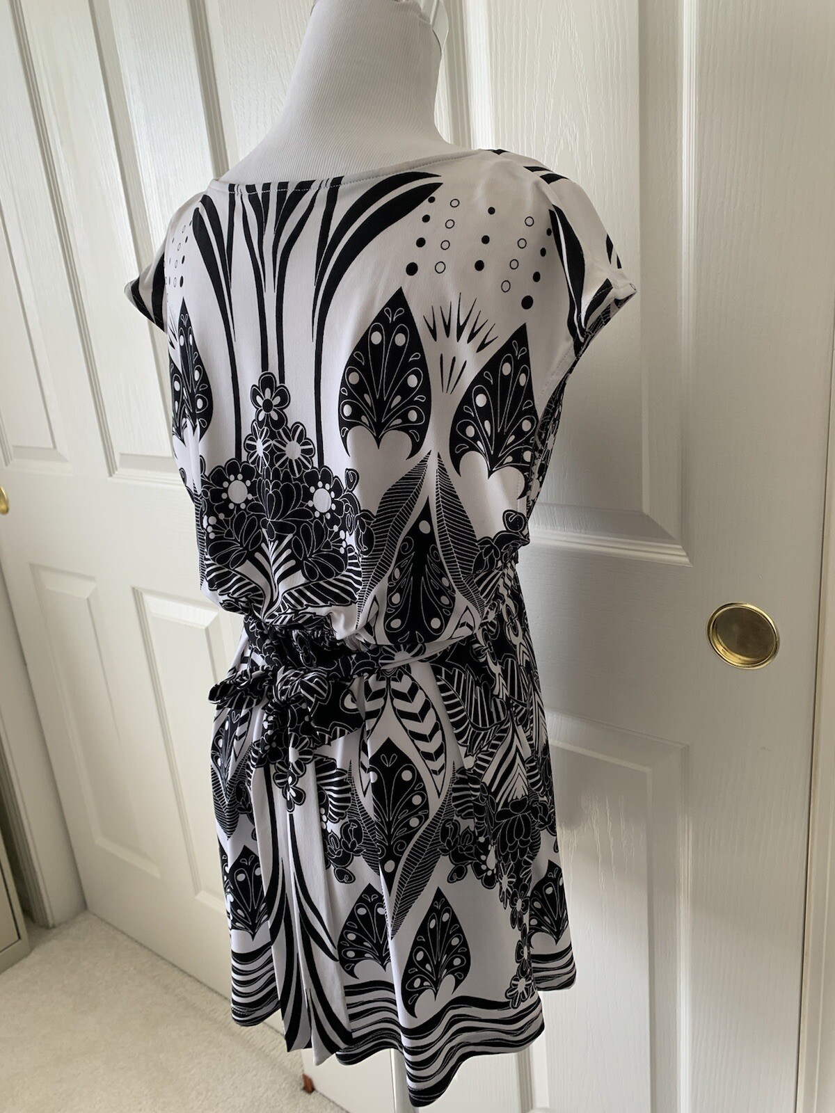 ECI LOVELY BEADED BLACK WHITE TIE BACK POLYESTER SPANDEX KNIT TOP – SIZE L