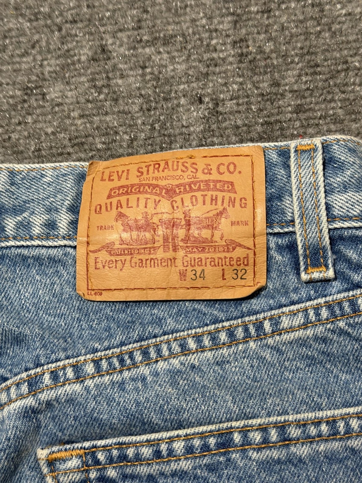 Levis Jeans Mens 34×32 Blue Relaxed Straight Leg Denim Light Wash Casual Classic
