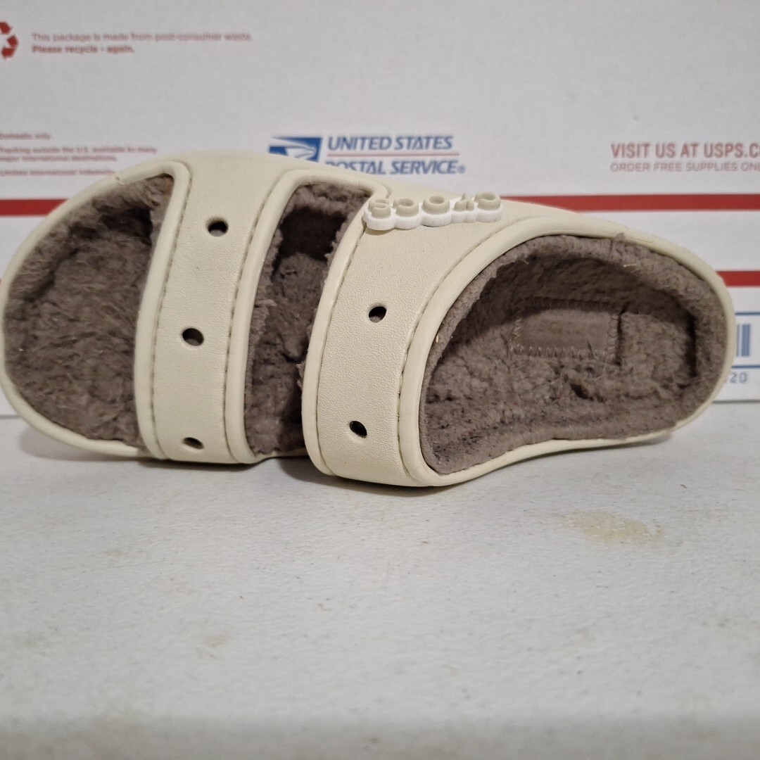Crocs Classic Cozzzy Beige Faux Fur Unisex Sandal Men 4 Women 6 Dual Comfort